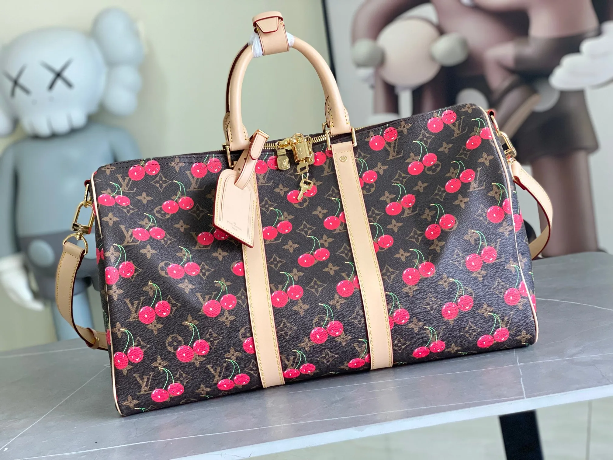 💰1340 Top Original Transcoding Chip This M13764 Keepall Bandouliere 45 travel bag is made of Monogram Heritage coating, conveying the cruise travel style with gorgeous style. The restrained color scheme and distressed hardware exude sophistication, while the soft cowhide leather details highlight the brand's craftsmanship. The top handle and removable and adjustable shoulder strap allow for a variety of carrying options. 45x27x20 cm (LxHxW) Monogram Heritage coated cowhide leather trim
