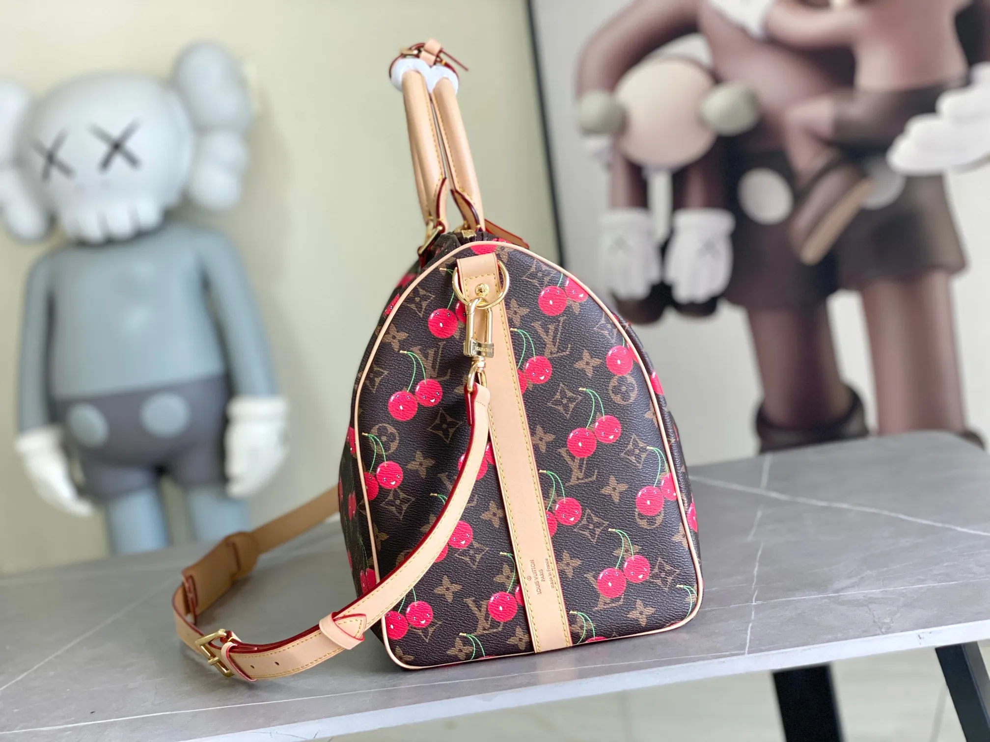 💰1340 Top Original Transcoding Chip This M13764 Keepall Bandouliere 45 travel bag is made of Monogram Heritage coating, conveying the cruise travel style with gorgeous style. The restrained color scheme and distressed hardware exude sophistication, while the soft cowhide leather details highlight the brand's craftsmanship. The top handle and removable and adjustable shoulder strap allow for a variety of carrying options. 45x27x20 cm (LxHxW) Monogram Heritage coated cowhide leather trim
