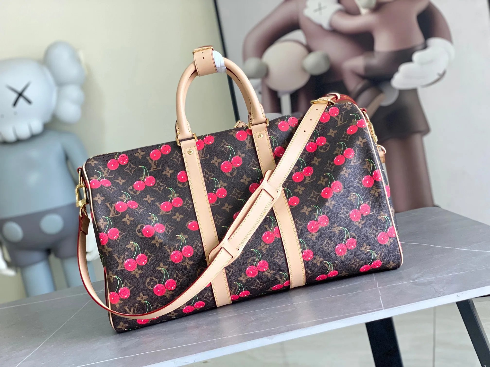 💰1340 Top Original Transcoding Chip This M13764 Keepall Bandouliere 45 travel bag is made of Monogram Heritage coating, conveying the cruise travel style with gorgeous style. The restrained color scheme and distressed hardware exude sophistication, while the soft cowhide leather details highlight the brand's craftsmanship. The top handle and removable and adjustable shoulder strap allow for a variety of carrying options. 45x27x20 cm (LxHxW) Monogram Heritage coated cowhide leather trim