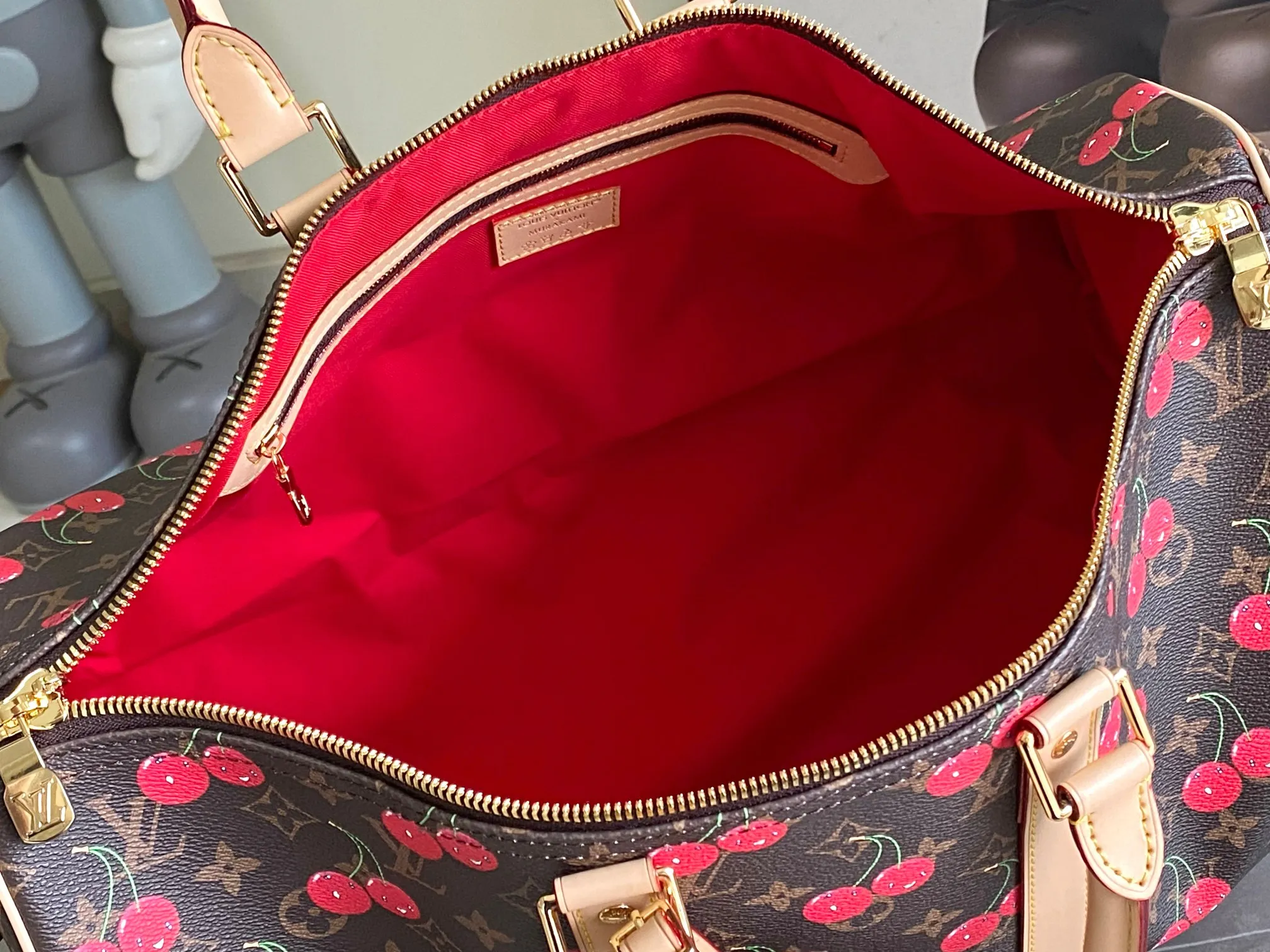💰1340 Top Original Transcoding Chip This M13764 Keepall Bandouliere 45 travel bag is made of Monogram Heritage coating, conveying the cruise travel style with gorgeous style. The restrained color scheme and distressed hardware exude sophistication, while the soft cowhide leather details highlight the brand's craftsmanship. The top handle and removable and adjustable shoulder strap allow for a variety of carrying options. 45x27x20 cm (LxHxW) Monogram Heritage coated cowhide leather trim