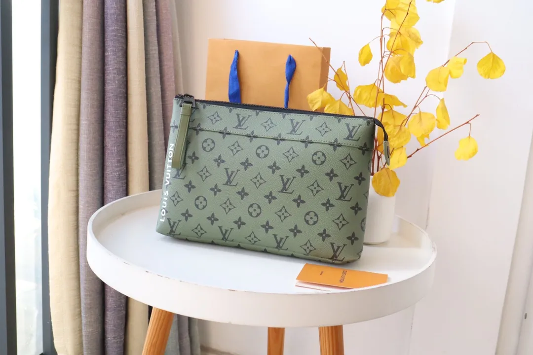 Factory price 520 M82800 Top original order This Keepall Bandoulière 25 urban bag is made of coated canvas and is a mini version of Louis Vuitton's most classic Keepall travel bag. The details of the handbag echo the original design, including details such as leather top handles and side straps. It also has a detachable and adjustable wide shoulder strap, which can be carried on the shoulder or cross-body.  Dimensions: 32 x 21 x 8 cm