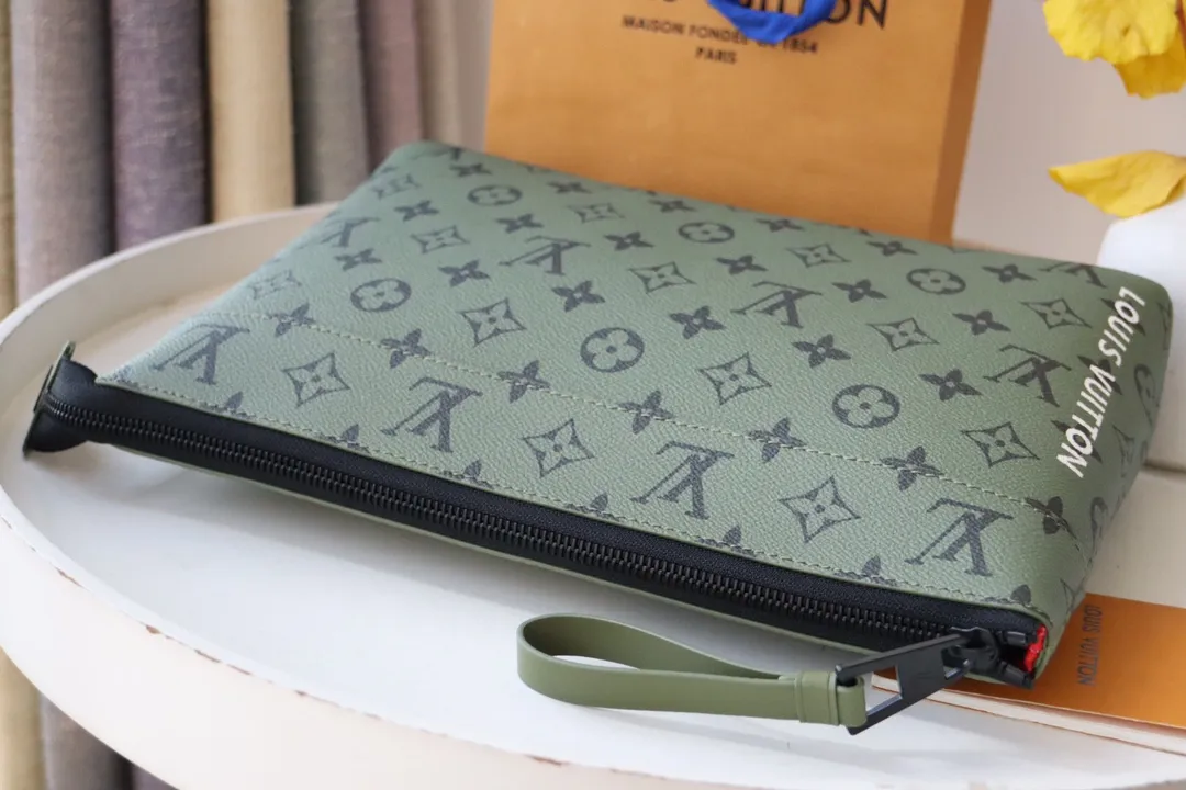 Factory price 520 M82800 Top original order This Keepall Bandoulière 25 urban bag is made of coated canvas and is a mini version of Louis Vuitton's most classic Keepall travel bag. The details of the handbag echo the original design, including details such as leather top handles and side straps. It also has a detachable and adjustable wide shoulder strap, which can be carried on the shoulder or cross-body.  Dimensions: 32 x 21 x 8 cm