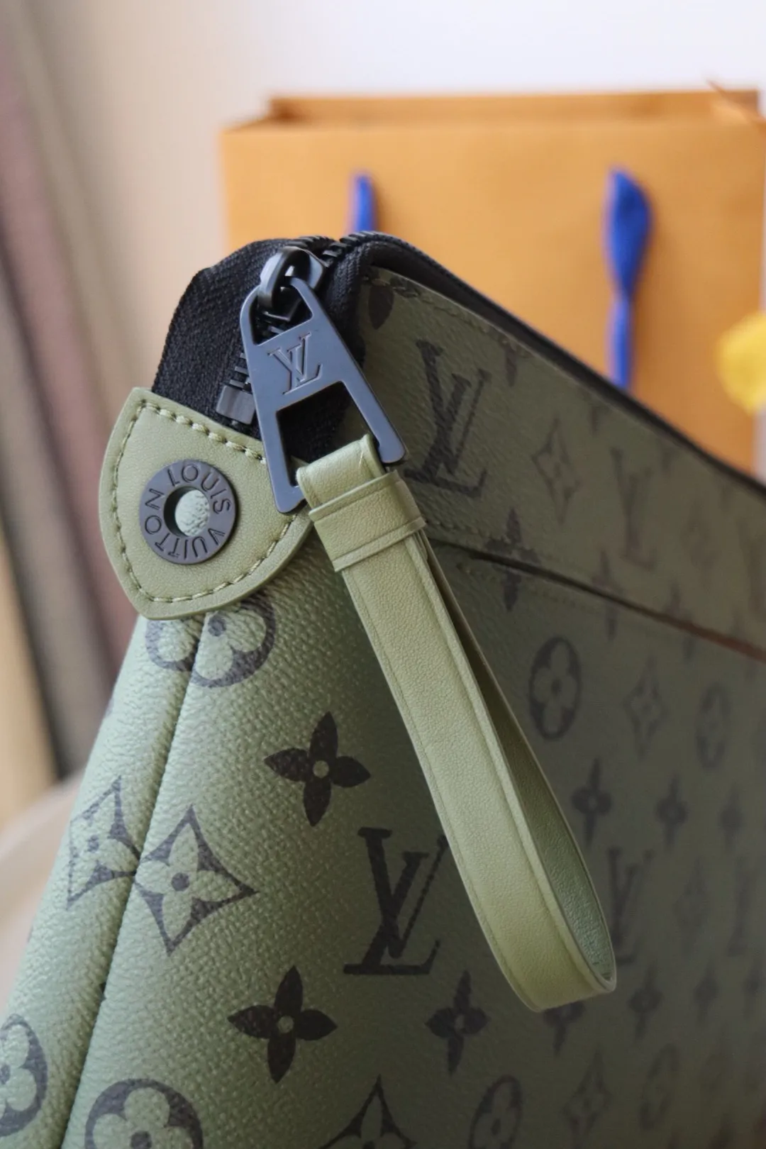 Factory price 520 M82800 Top original order This Keepall Bandoulière 25 urban bag is made of coated canvas and is a mini version of Louis Vuitton's most classic Keepall travel bag. The details of the handbag echo the original design, including details such as leather top handles and side straps. It also has a detachable and adjustable wide shoulder strap, which can be carried on the shoulder or cross-body.  Dimensions: 32 x 21 x 8 cm