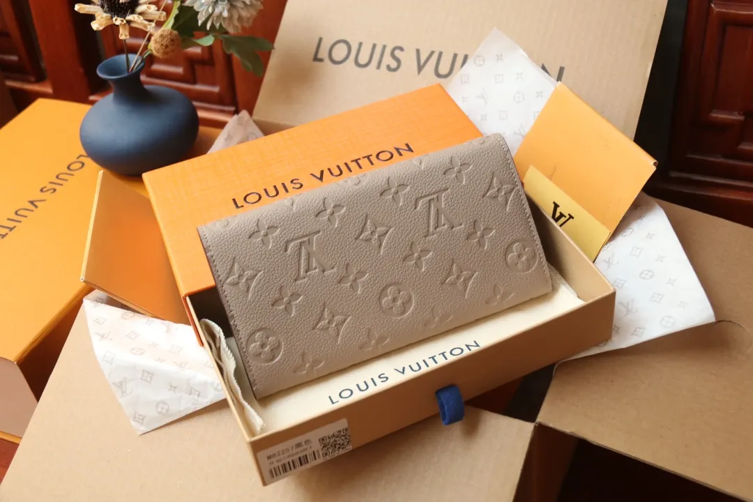 M82257 embossed P540 The embossed processing of Louis Vuitton's iconic Monogram pattern is very beautiful, and the "Portefeuille Sara" using Monogram Unplant leather is used. Opening the envelope-shaped flip cover reveals functional interior features such as multiple card slots and a zippered coin pocket. Size: 19 10.5 2