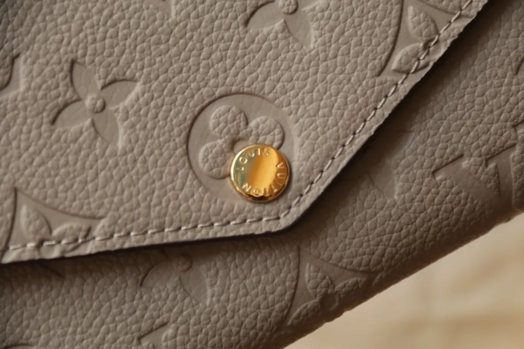 M82257 embossed P540 The embossed processing of Louis Vuitton's iconic Monogram pattern is very beautiful, and the "Portefeuille Sara" using Monogram Unplant leather is used. Opening the envelope-shaped flip cover reveals functional interior features such as multiple card slots and a zippered coin pocket. Size: 19 10.5 2
