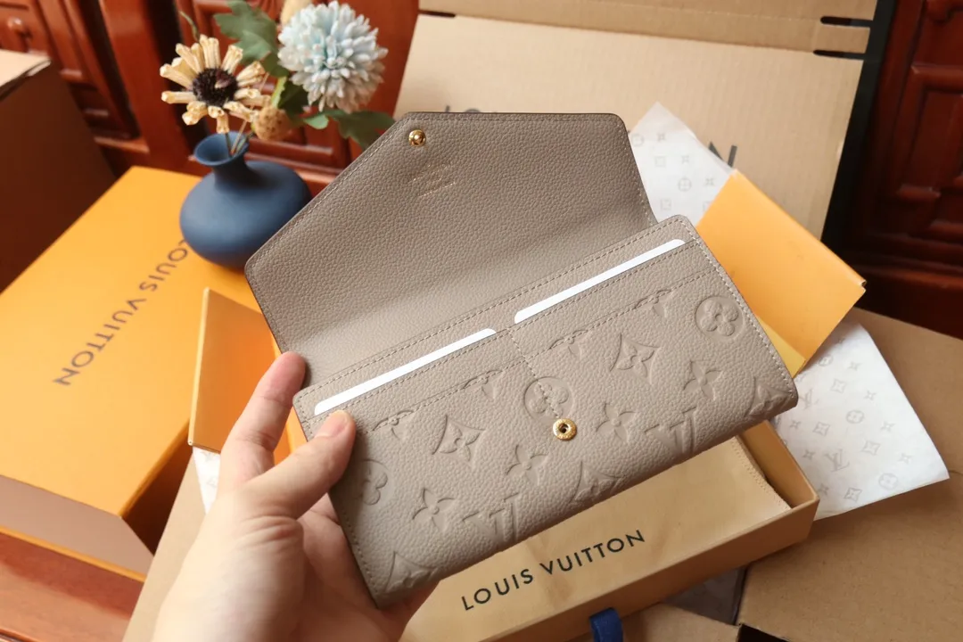 M82257 embossed P540 The embossed processing of Louis Vuitton's iconic Monogram pattern is very beautiful, and the "Portefeuille Sara" using Monogram Unplant leather is used. Opening the envelope-shaped flip cover reveals functional interior features such as multiple card slots and a zippered coin pocket. Size: 19 10.5 2