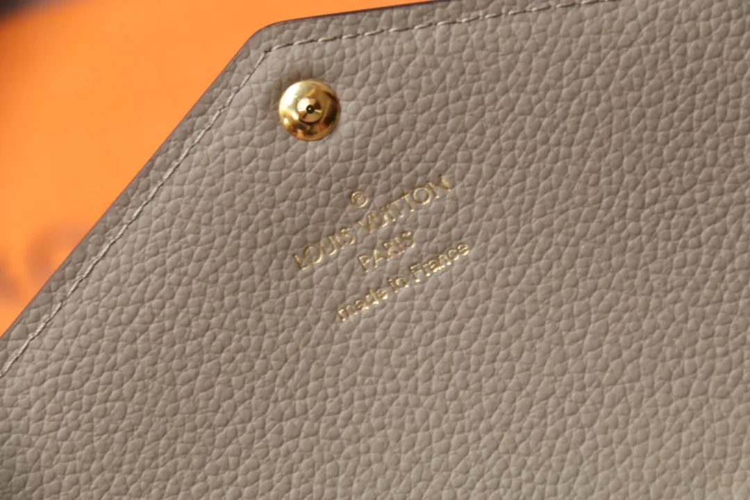 M82257 embossed P540 The embossed processing of Louis Vuitton's iconic Monogram pattern is very beautiful, and the "Portefeuille Sara" using Monogram Unplant leather is used. Opening the envelope-shaped flip cover reveals functional interior features such as multiple card slots and a zippered coin pocket. Size: 19 10.5 2
