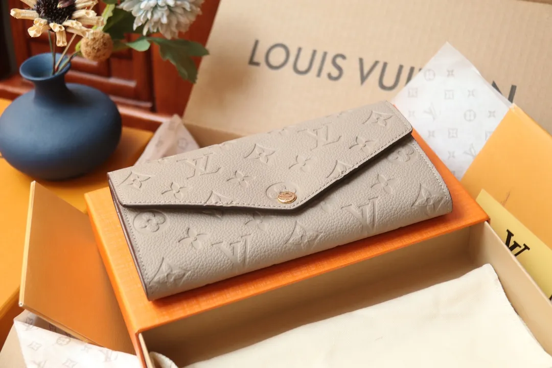 M82257 embossed P540 The embossed processing of Louis Vuitton's iconic Monogram pattern is very beautiful, and the "Portefeuille Sara" using Monogram Unplant leather is used. Opening the envelope-shaped flip cover reveals functional interior features such as multiple card slots and a zippered coin pocket. Size: 19 10.5 2