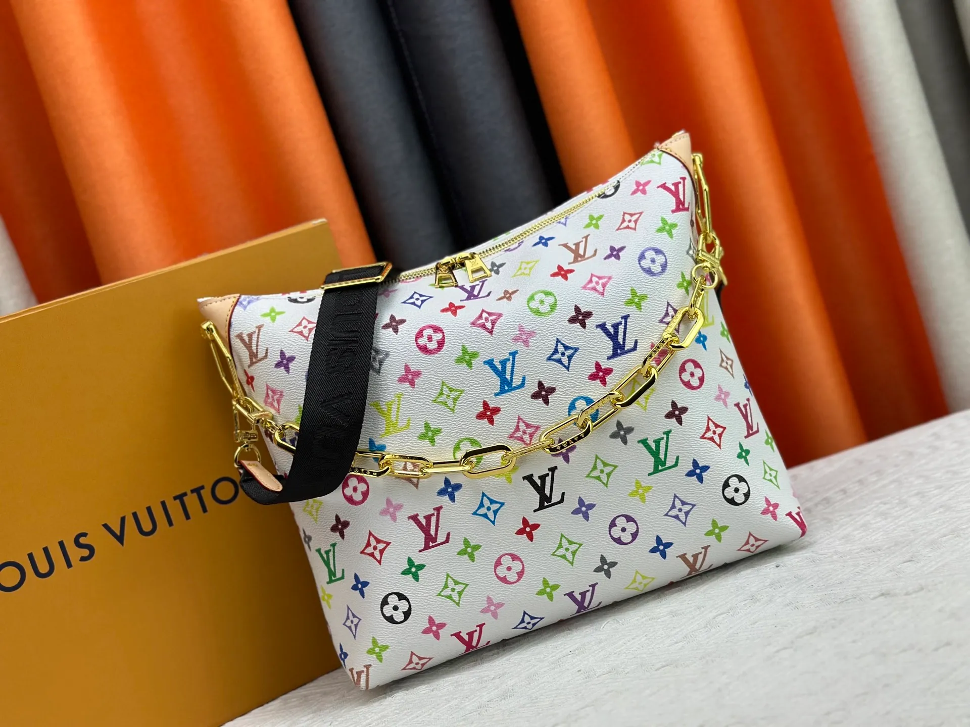 P280 Upgraded original M12068 M12071 M12072 This new Coussin series of hobo bags combines fashion and functionality, and combines the series' iconic design elements. The bag is made of smooth cotton-paved leather and is embossed with the brand's Monogram pattern. The signature thick chain strap is accented with gold-tone hardware, while the wide detachable textile shoulder strap allows you to carry it in different ways. This versatile style is large enough to hold a laptop and features a removable zip pocket. Dimensions: 38x33x10 cm