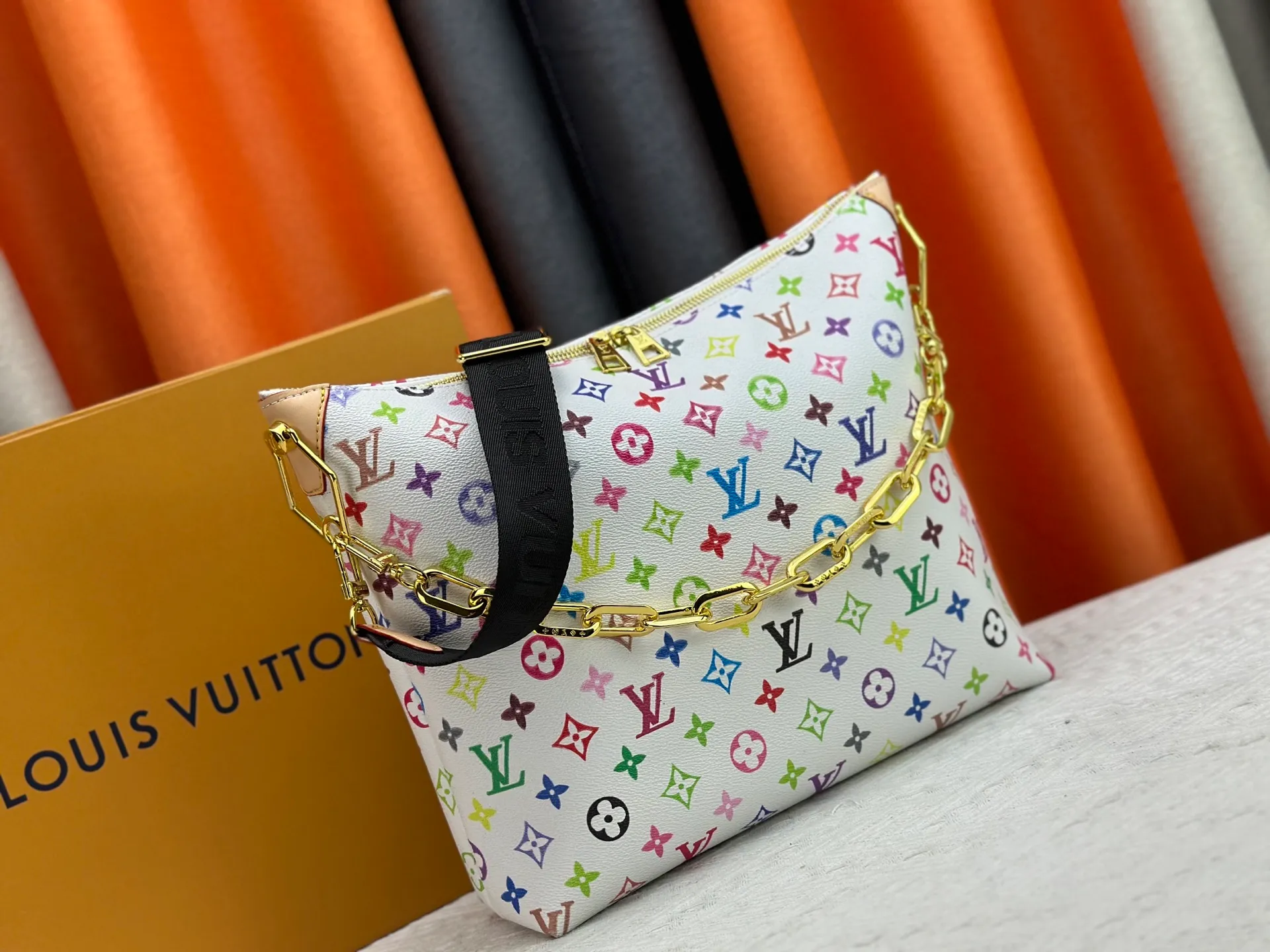P280 Upgraded original M12068 M12071 M12072 This new Coussin series of hobo bags combines fashion and functionality, and combines the series' iconic design elements. The bag is made of smooth cotton-paved leather and is embossed with the brand's Monogram pattern. The signature thick chain strap is accented with gold-tone hardware, while the wide detachable textile shoulder strap allows you to carry it in different ways. This versatile style is large enough to hold a laptop and features a removable zip pocket. Dimensions: 38x33x10 cm