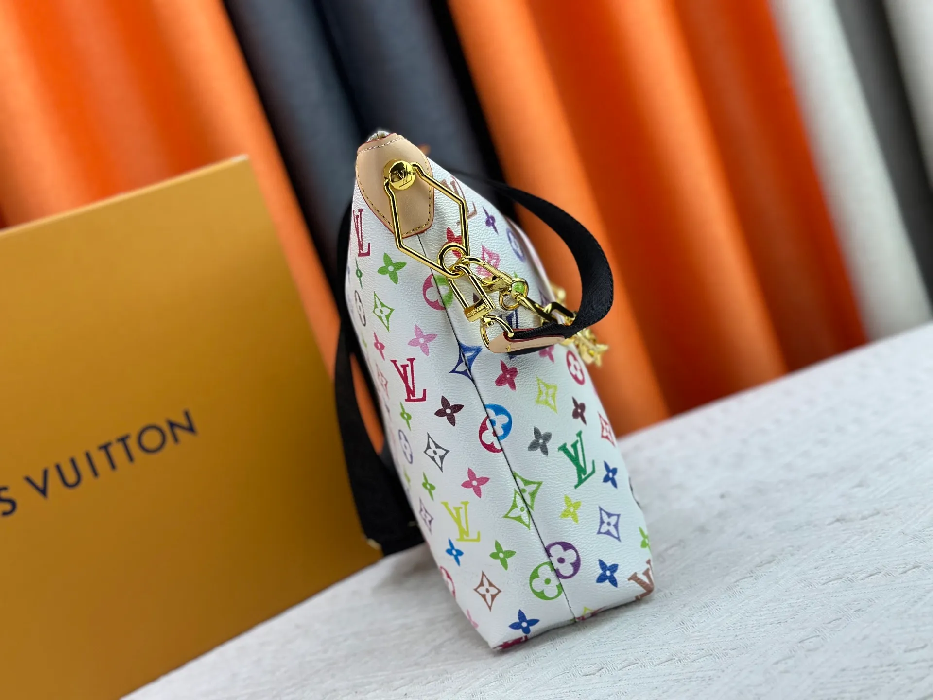 P280 Upgraded original M12068 M12071 M12072 This new Coussin series of hobo bags combines fashion and functionality, and combines the series' iconic design elements. The bag is made of smooth cotton-paved leather and is embossed with the brand's Monogram pattern. The signature thick chain strap is accented with gold-tone hardware, while the wide detachable textile shoulder strap allows you to carry it in different ways. This versatile style is large enough to hold a laptop and features a removable zip pocket. Dimensions: 38x33x10 cm