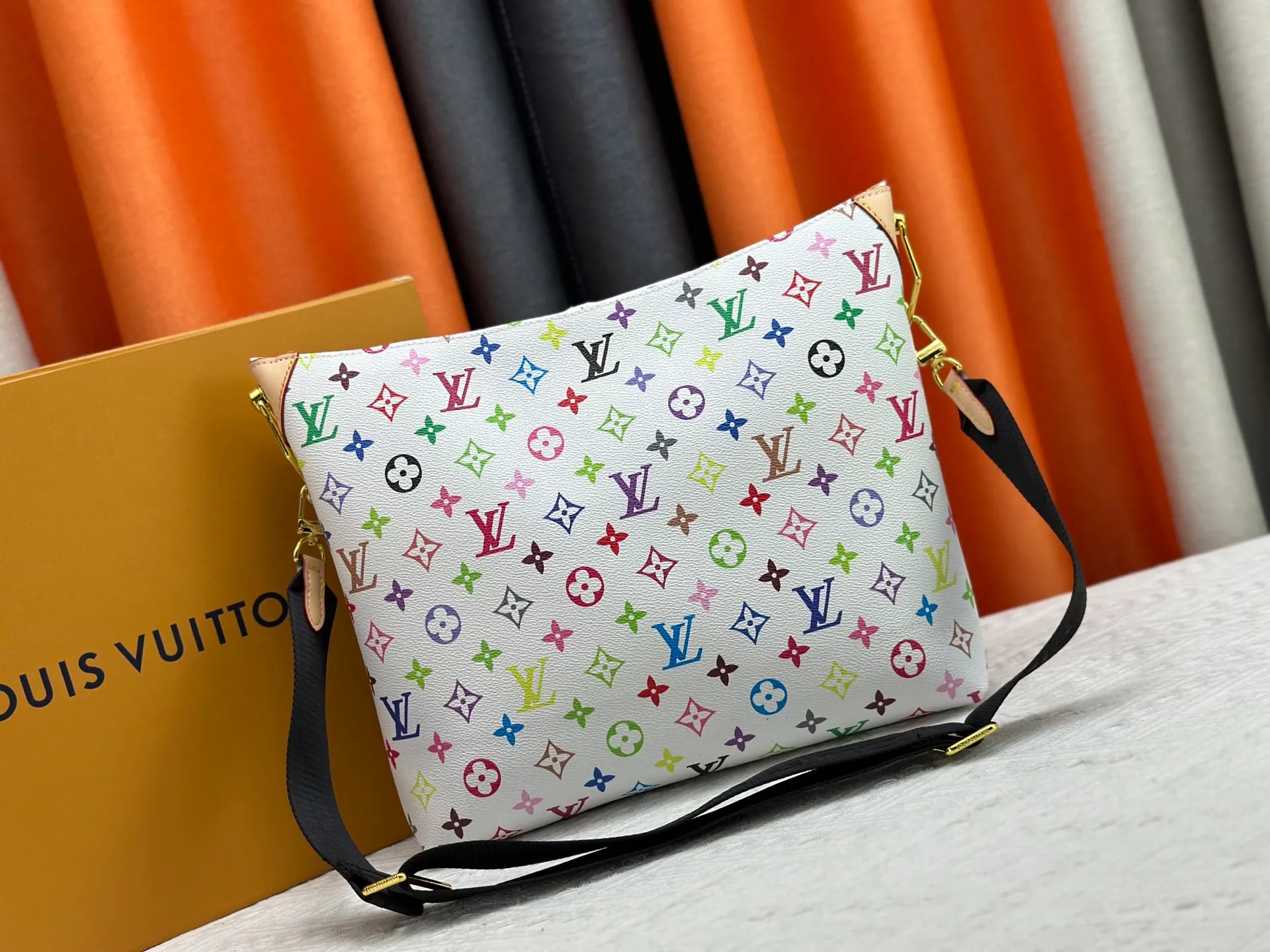 P280 Upgraded original M12068 M12071 M12072 This new Coussin series of hobo bags combines fashion and functionality, and combines the series' iconic design elements. The bag is made of smooth cotton-paved leather and is embossed with the brand's Monogram pattern. The signature thick chain strap is accented with gold-tone hardware, while the wide detachable textile shoulder strap allows you to carry it in different ways. This versatile style is large enough to hold a laptop and features a removable zip pocket. Dimensions: 38x33x10 cm