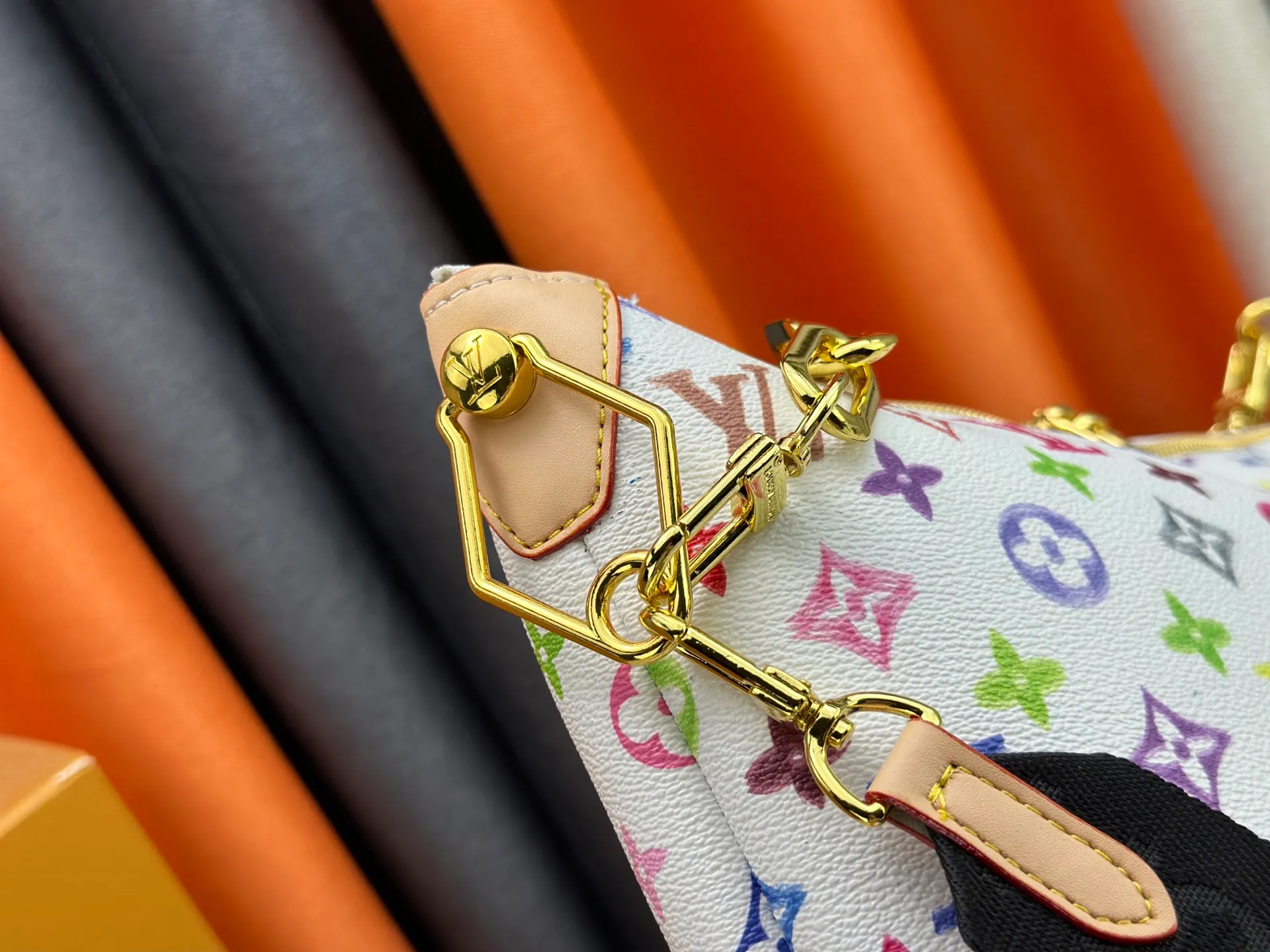P280 Upgraded original M12068 M12071 M12072 This new Coussin series of hobo bags combines fashion and functionality, and combines the series' iconic design elements. The bag is made of smooth cotton-paved leather and is embossed with the brand's Monogram pattern. The signature thick chain strap is accented with gold-tone hardware, while the wide detachable textile shoulder strap allows you to carry it in different ways. This versatile style is large enough to hold a laptop and features a removable zip pocket. Dimensions: 38x33x10 cm