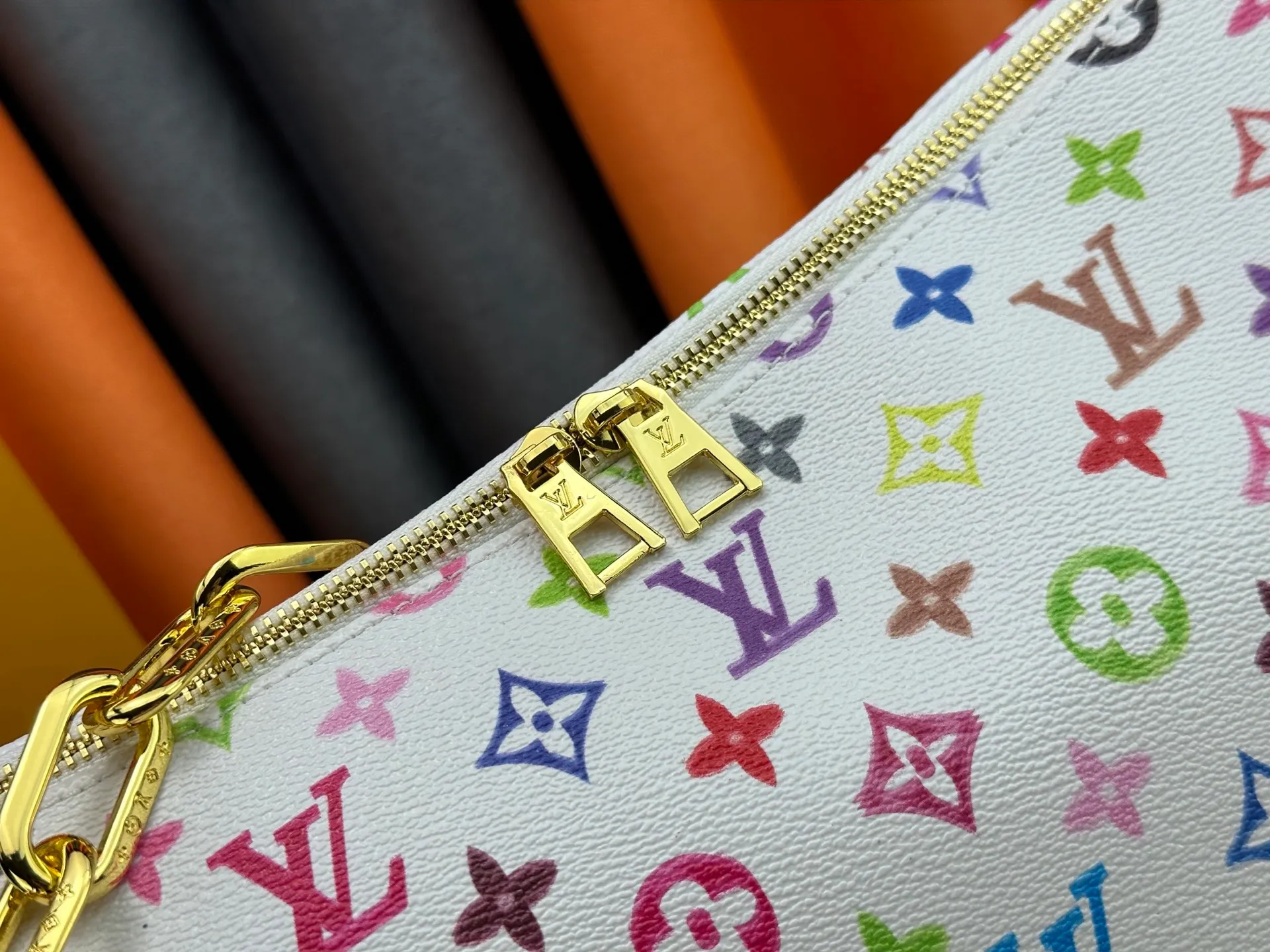 P280 Upgraded original M12068 M12071 M12072 This new Coussin series of hobo bags combines fashion and functionality, and combines the series' iconic design elements. The bag is made of smooth cotton-paved leather and is embossed with the brand's Monogram pattern. The signature thick chain strap is accented with gold-tone hardware, while the wide detachable textile shoulder strap allows you to carry it in different ways. This versatile style is large enough to hold a laptop and features a removable zip pocket. Dimensions: 38x33x10 cm