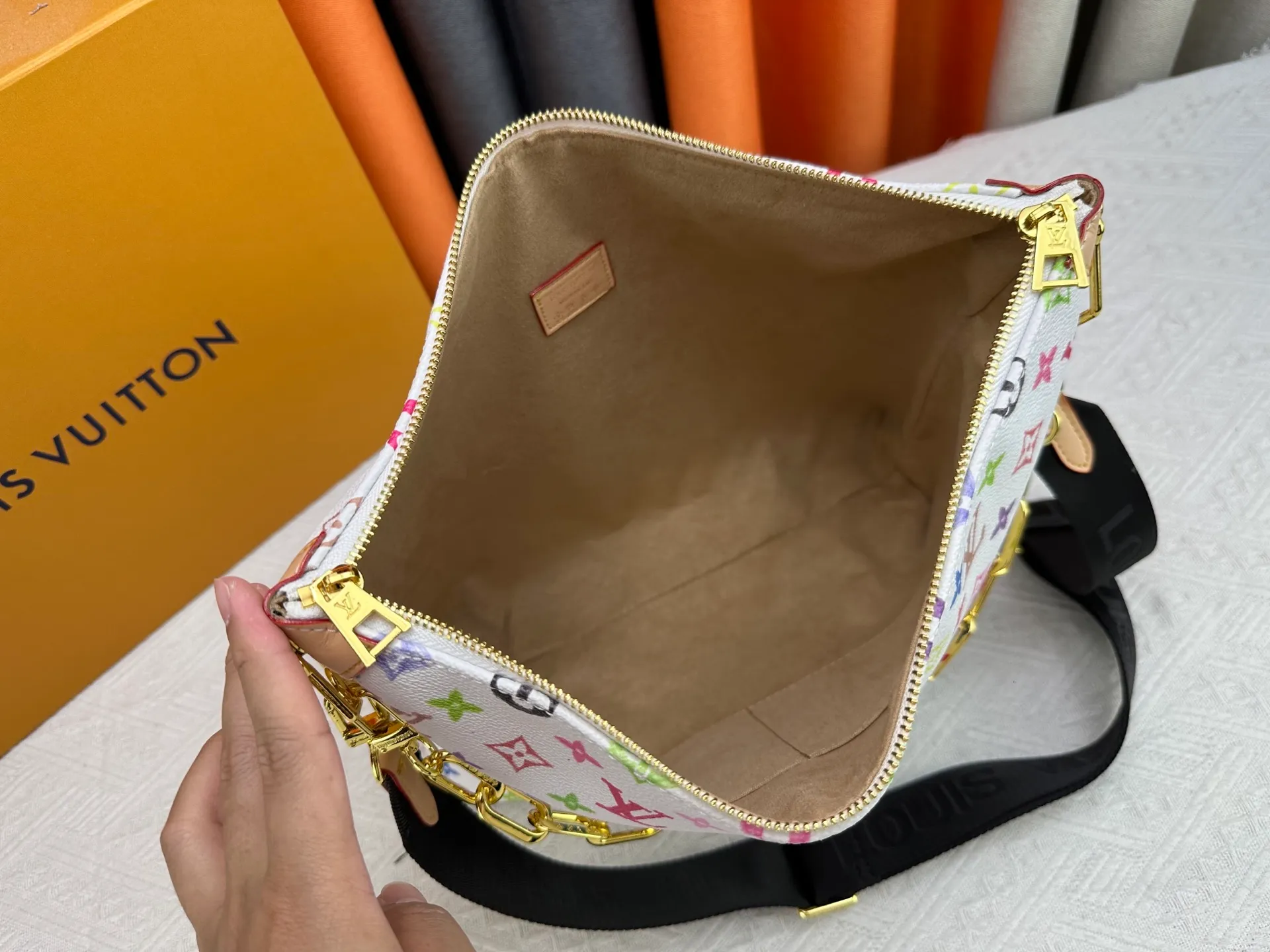 P280 Upgraded original M12068 M12071 M12072 This new Coussin series of hobo bags combines fashion and functionality, and combines the series' iconic design elements. The bag is made of smooth cotton-paved leather and is embossed with the brand's Monogram pattern. The signature thick chain strap is accented with gold-tone hardware, while the wide detachable textile shoulder strap allows you to carry it in different ways. This versatile style is large enough to hold a laptop and features a removable zip pocket. Dimensions: 38x33x10 cm