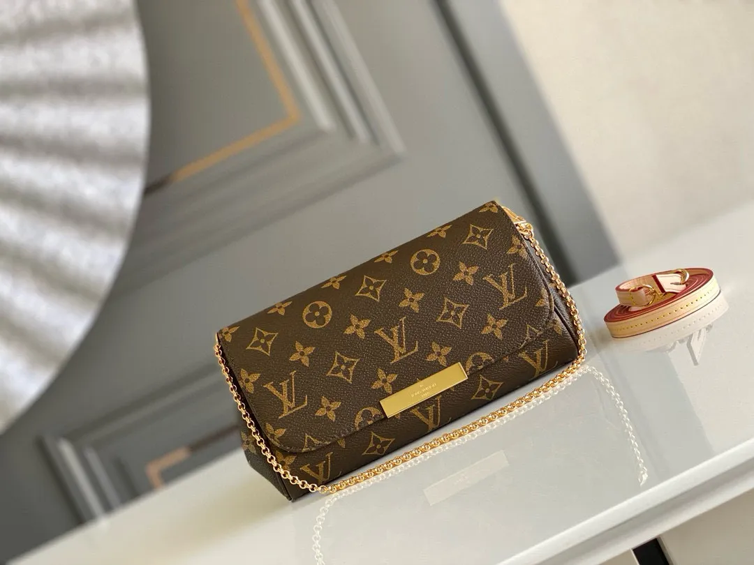 💰600 Top Original M40717 FAVORITE MM This Favorite MM handbag is the darling of fashionable women. It is sewn with classic Monogram canvas and is suitable for morning and evening occasions. The bag can be used as a clutch, or can be carried as a short shoulder bag using the gold chain strap, while the leather shoulder strap can be easily carried cross-body. An engraved metal plaque on the front conceals a clever magnetic closure for safe access.  24x 14x 4 cm (length x height x width) Monogram coated canvas Natural cowhide leather trim Textile lining Gold-tone hardware Magnetic flap closure Internal patch pocket Shoulder strap: non-detachable, not adjustable Chain strap: detachable