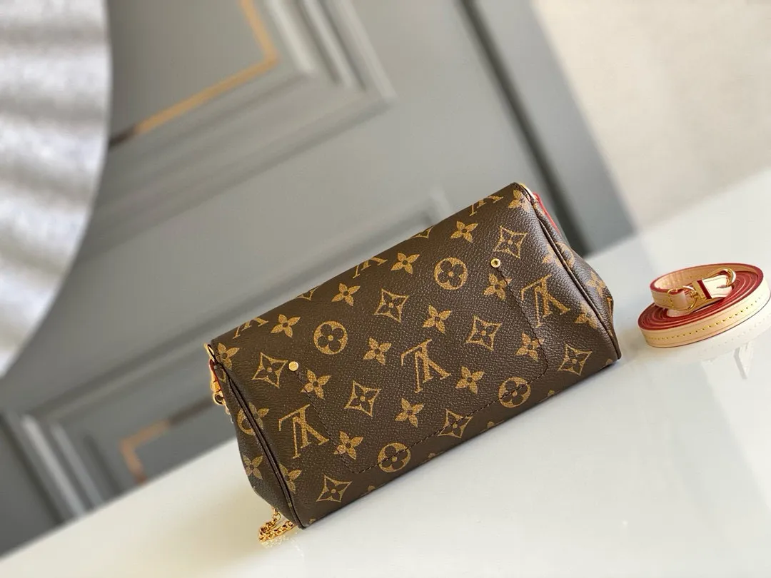 💰600 Top Original M40717 FAVORITE MM This Favorite MM handbag is the darling of fashionable women. It is sewn with classic Monogram canvas and is suitable for morning and evening occasions. The bag can be used as a clutch, or can be carried as a short shoulder bag using the gold chain strap, while the leather shoulder strap can be easily carried cross-body. An engraved metal plaque on the front conceals a clever magnetic closure for safe access.  24x 14x 4 cm (length x height x width) Monogram coated canvas Natural cowhide leather trim Textile lining Gold-tone hardware Magnetic flap closure Internal patch pocket Shoulder strap: non-detachable, not adjustable Chain strap: detachable