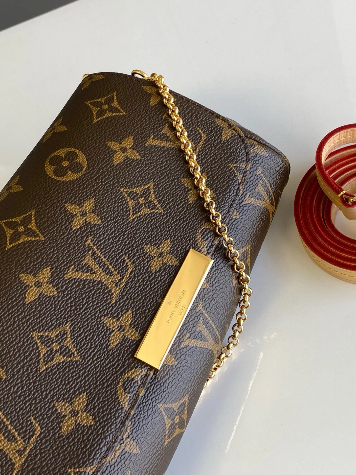 💰600 Top Original M40717 FAVORITE MM This Favorite MM handbag is the darling of fashionable women. It is sewn with classic Monogram canvas and is suitable for morning and evening occasions. The bag can be used as a clutch, or can be carried as a short shoulder bag using the gold chain strap, while the leather shoulder strap can be easily carried cross-body. An engraved metal plaque on the front conceals a clever magnetic closure for safe access.  24x 14x 4 cm (length x height x width) Monogram coated canvas Natural cowhide leather trim Textile lining Gold-tone hardware Magnetic flap closure Internal patch pocket Shoulder strap: non-detachable, not adjustable Chain strap: detachable