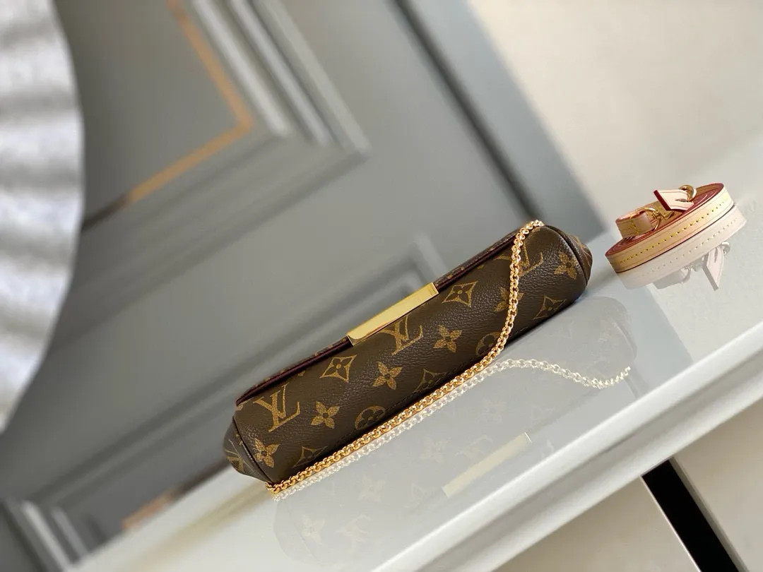 💰600 Top Original M40717 FAVORITE MM This Favorite MM handbag is the darling of fashionable women. It is sewn with classic Monogram canvas and is suitable for morning and evening occasions. The bag can be used as a clutch, or can be carried as a short shoulder bag using the gold chain strap, while the leather shoulder strap can be easily carried cross-body. An engraved metal plaque on the front conceals a clever magnetic closure for safe access.  24x 14x 4 cm (length x height x width) Monogram coated canvas Natural cowhide leather trim Textile lining Gold-tone hardware Magnetic flap closure Internal patch pocket Shoulder strap: non-detachable, not adjustable Chain strap: detachable