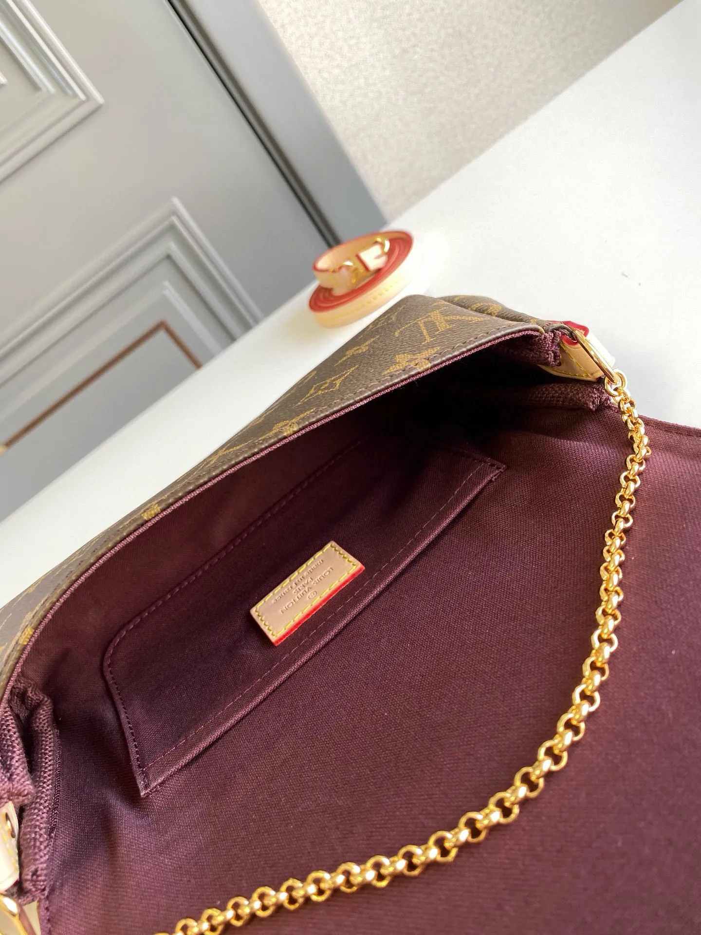 💰600 Top Original M40717 FAVORITE MM This Favorite MM handbag is the darling of fashionable women. It is sewn with classic Monogram canvas and is suitable for morning and evening occasions. The bag can be used as a clutch, or can be carried as a short shoulder bag using the gold chain strap, while the leather shoulder strap can be easily carried cross-body. An engraved metal plaque on the front conceals a clever magnetic closure for safe access.  24x 14x 4 cm (length x height x width) Monogram coated canvas Natural cowhide leather trim Textile lining Gold-tone hardware Magnetic flap closure Internal patch pocket Shoulder strap: non-detachable, not adjustable Chain strap: detachable