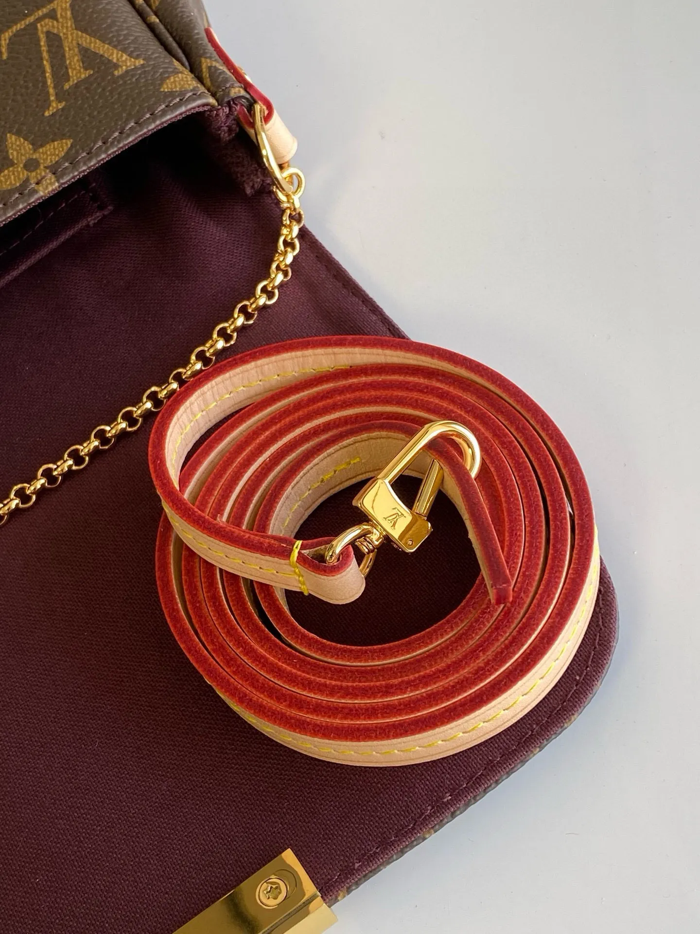 💰600 Top Original M40717 FAVORITE MM This Favorite MM handbag is the darling of fashionable women. It is sewn with classic Monogram canvas and is suitable for morning and evening occasions. The bag can be used as a clutch, or can be carried as a short shoulder bag using the gold chain strap, while the leather shoulder strap can be easily carried cross-body. An engraved metal plaque on the front conceals a clever magnetic closure for safe access.  24x 14x 4 cm (length x height x width) Monogram coated canvas Natural cowhide leather trim Textile lining Gold-tone hardware Magnetic flap closure Internal patch pocket Shoulder strap: non-detachable, not adjustable Chain strap: detachable