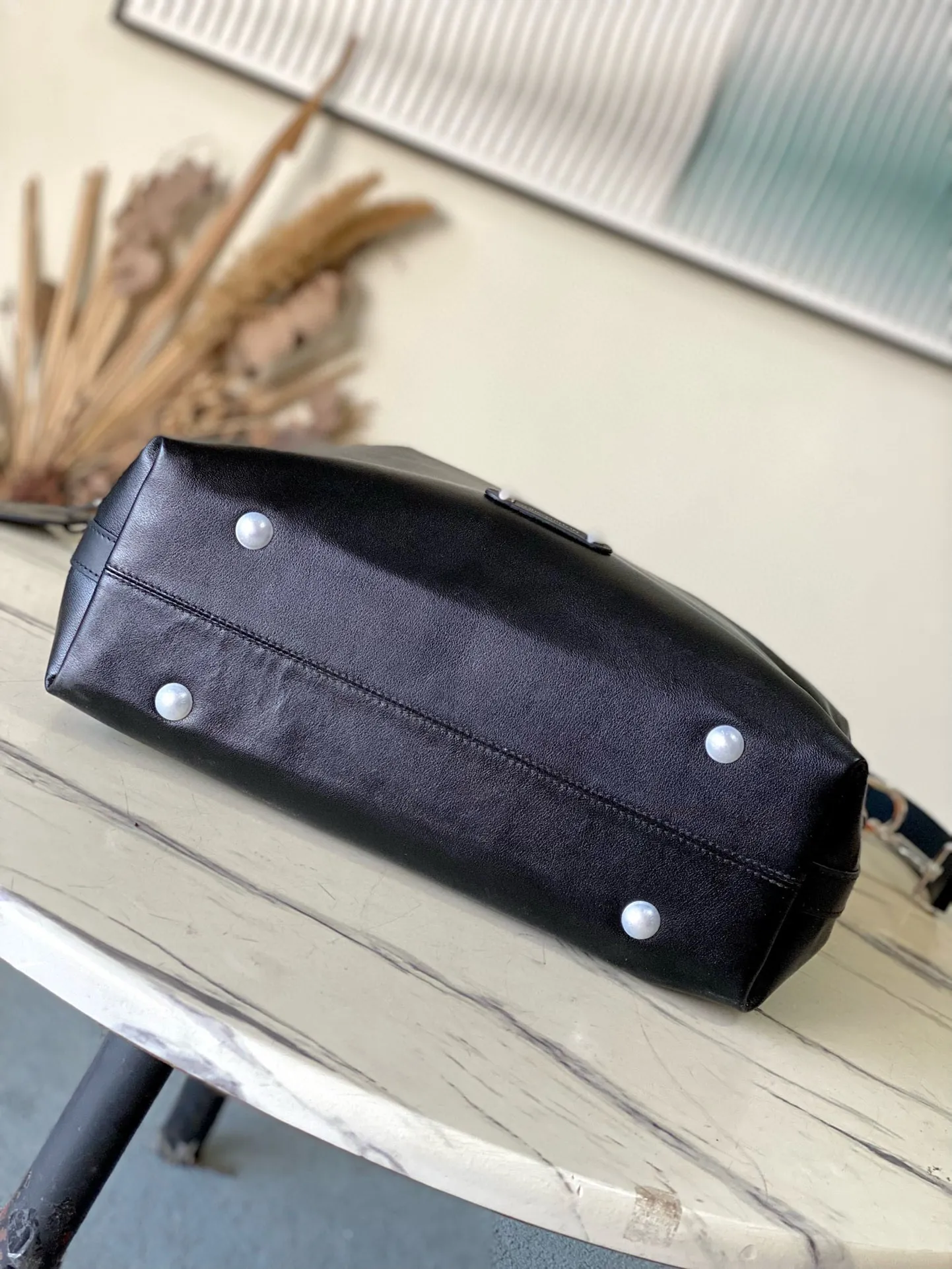 💰1380 (top-grain leather) top original order M13986 This Vagabond Hobo handbag is made of glossy soft cow leather to create an ergonomic and close-fitting silhouette. Whether it is carried cross-body or on the shoulder, it can show its cool style. The metal zipper enables smooth opening and closing, and the bead chain cleverly connects the zipper puller and LV letter decoration. Dimensions: 38 × 35 × 12 cm