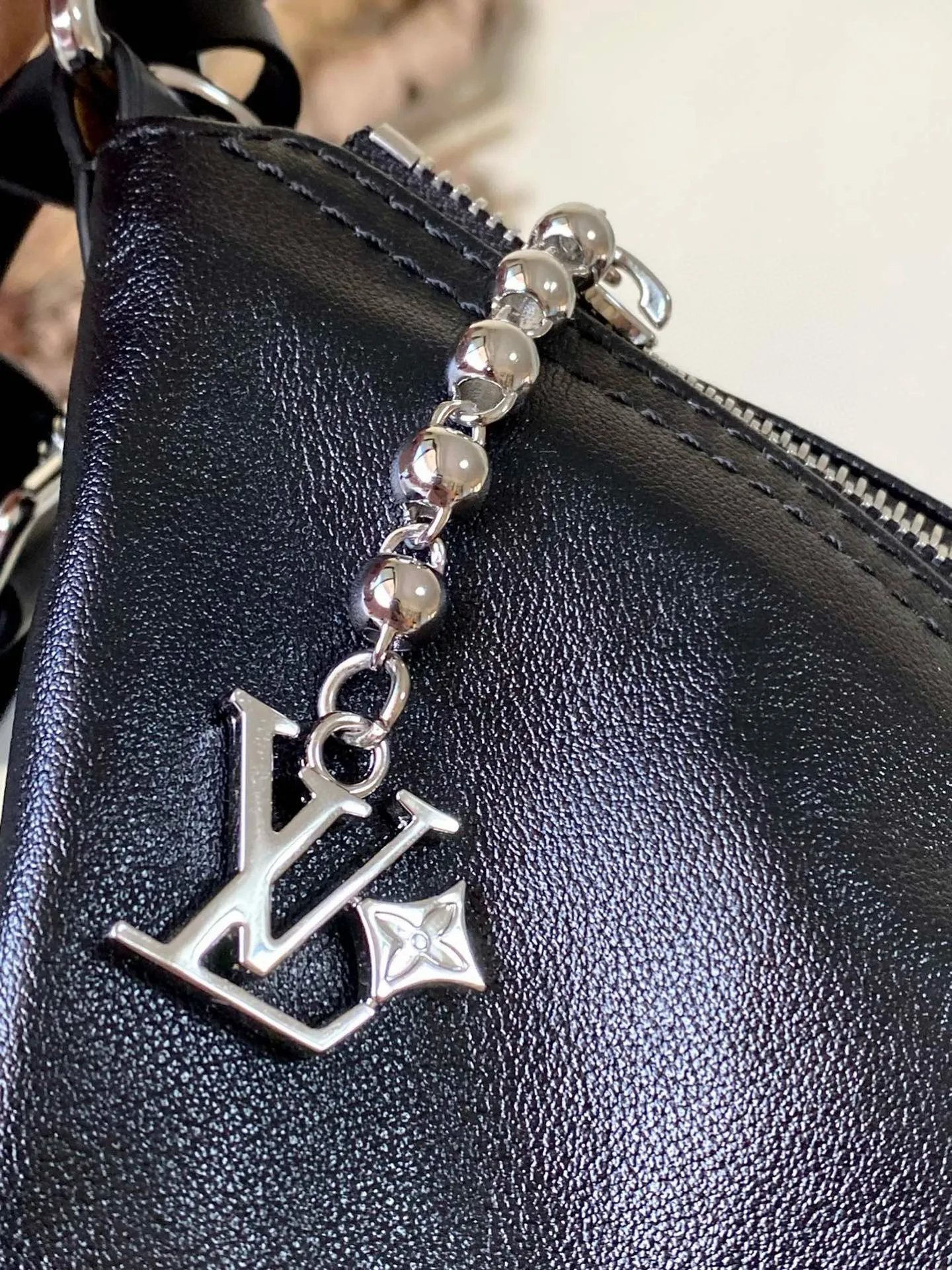 💰1380 (top-grain leather) top original order M13986 This Vagabond Hobo handbag is made of glossy soft cow leather to create an ergonomic and close-fitting silhouette. Whether it is carried cross-body or on the shoulder, it can show its cool style. The metal zipper enables smooth opening and closing, and the bead chain cleverly connects the zipper puller and LV letter decoration. Dimensions: 38 × 35 × 12 cm