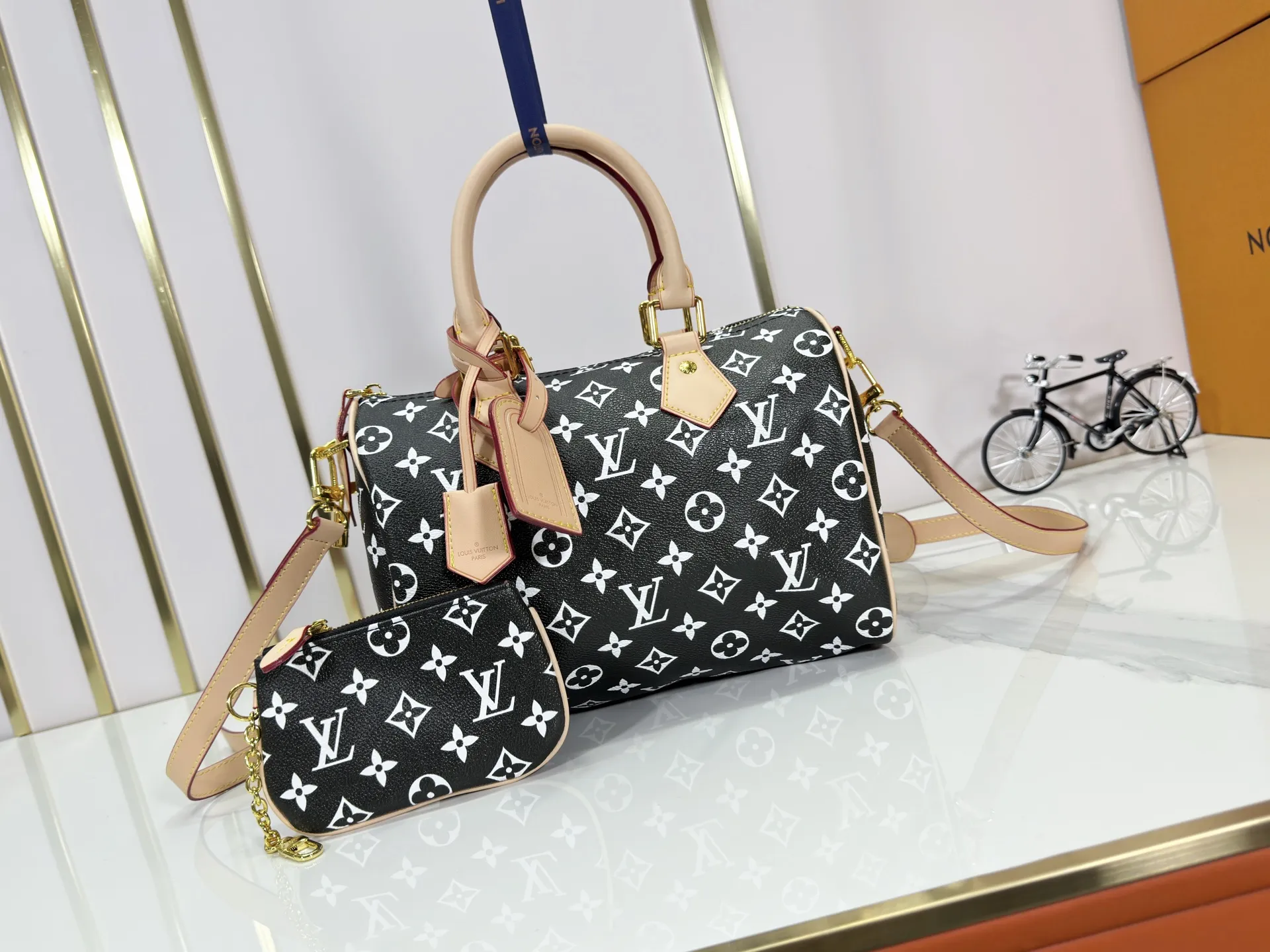 P280 Upgraded original M24426 M24425 M24424 M24423 M24443 M This Speedy Bandoulière 25 Monogram Leather handbag is made of soft cow leather and uses Monogram pattern to reproduce the elegant look and feel of canvas printing. Dazzling metal hardware, sheepskin lining and nameplate all reflect Creative Director Pharrell Williams' relentless attention to detail. Dimensions: 25.0 x 15.0 x 15.0 cm (length x height x width)