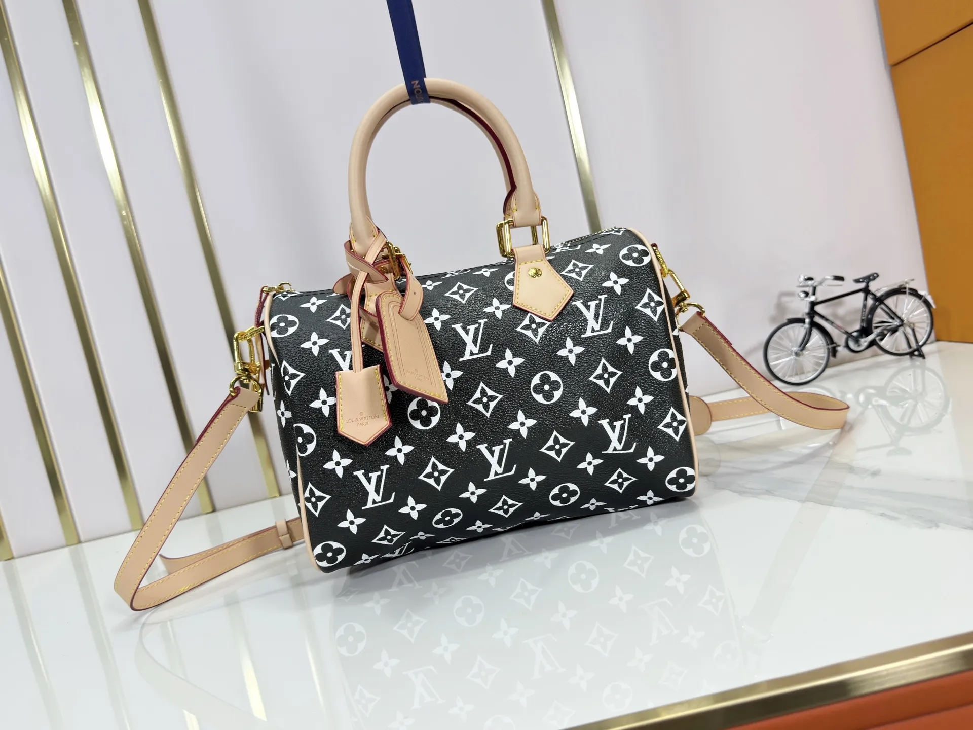 P280 Upgraded original M24426 M24425 M24424 M24423 M24443 M This Speedy Bandoulière 25 Monogram Leather handbag is made of soft cow leather and uses Monogram pattern to reproduce the elegant look and feel of canvas printing. Dazzling metal hardware, sheepskin lining and nameplate all reflect Creative Director Pharrell Williams' relentless attention to detail. Dimensions: 25.0 x 15.0 x 15.0 cm (length x height x width)