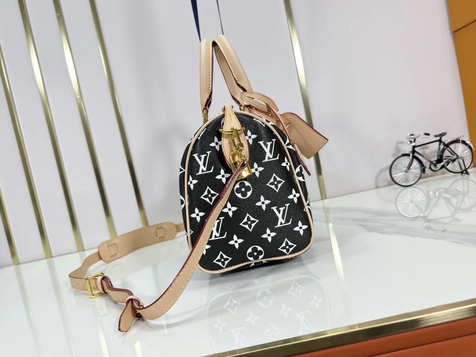 P280 Upgraded original M24426 M24425 M24424 M24423 M24443 M This Speedy Bandoulière 25 Monogram Leather handbag is made of soft cow leather and uses Monogram pattern to reproduce the elegant look and feel of canvas printing. Dazzling metal hardware, sheepskin lining and nameplate all reflect Creative Director Pharrell Williams' relentless attention to detail. Dimensions: 25.0 x 15.0 x 15.0 cm (length x height x width)