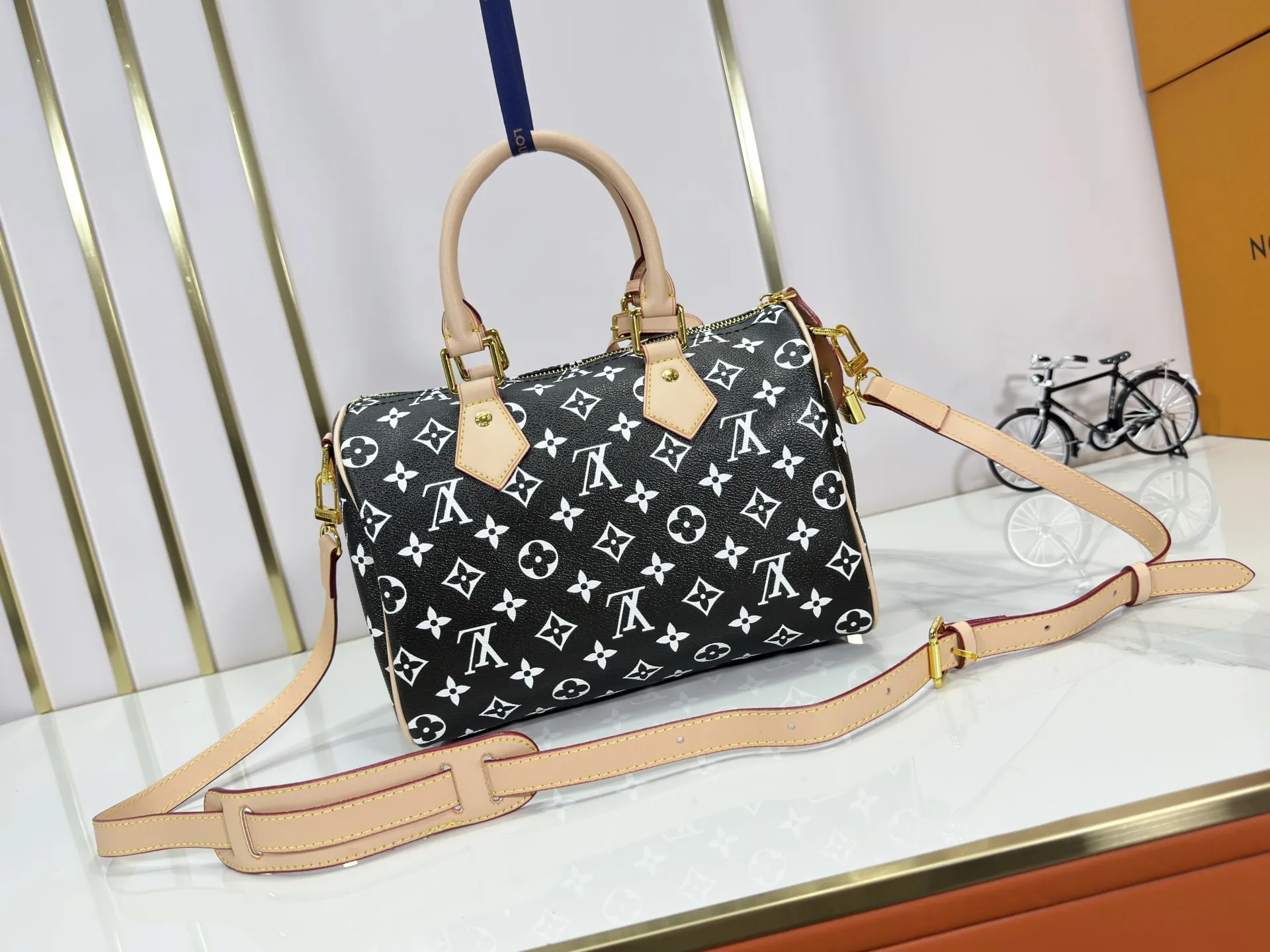 P280 Upgraded original M24426 M24425 M24424 M24423 M24443 M This Speedy Bandoulière 25 Monogram Leather handbag is made of soft cow leather and uses Monogram pattern to reproduce the elegant look and feel of canvas printing. Dazzling metal hardware, sheepskin lining and nameplate all reflect Creative Director Pharrell Williams' relentless attention to detail. Dimensions: 25.0 x 15.0 x 15.0 cm (length x height x width)