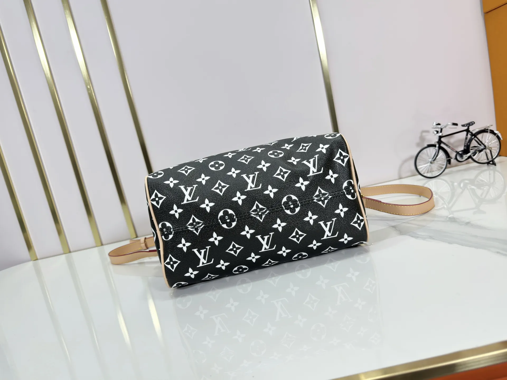 P280 Upgraded original M24426 M24425 M24424 M24423 M24443 M This Speedy Bandoulière 25 Monogram Leather handbag is made of soft cow leather and uses Monogram pattern to reproduce the elegant look and feel of canvas printing. Dazzling metal hardware, sheepskin lining and nameplate all reflect Creative Director Pharrell Williams' relentless attention to detail. Dimensions: 25.0 x 15.0 x 15.0 cm (length x height x width)