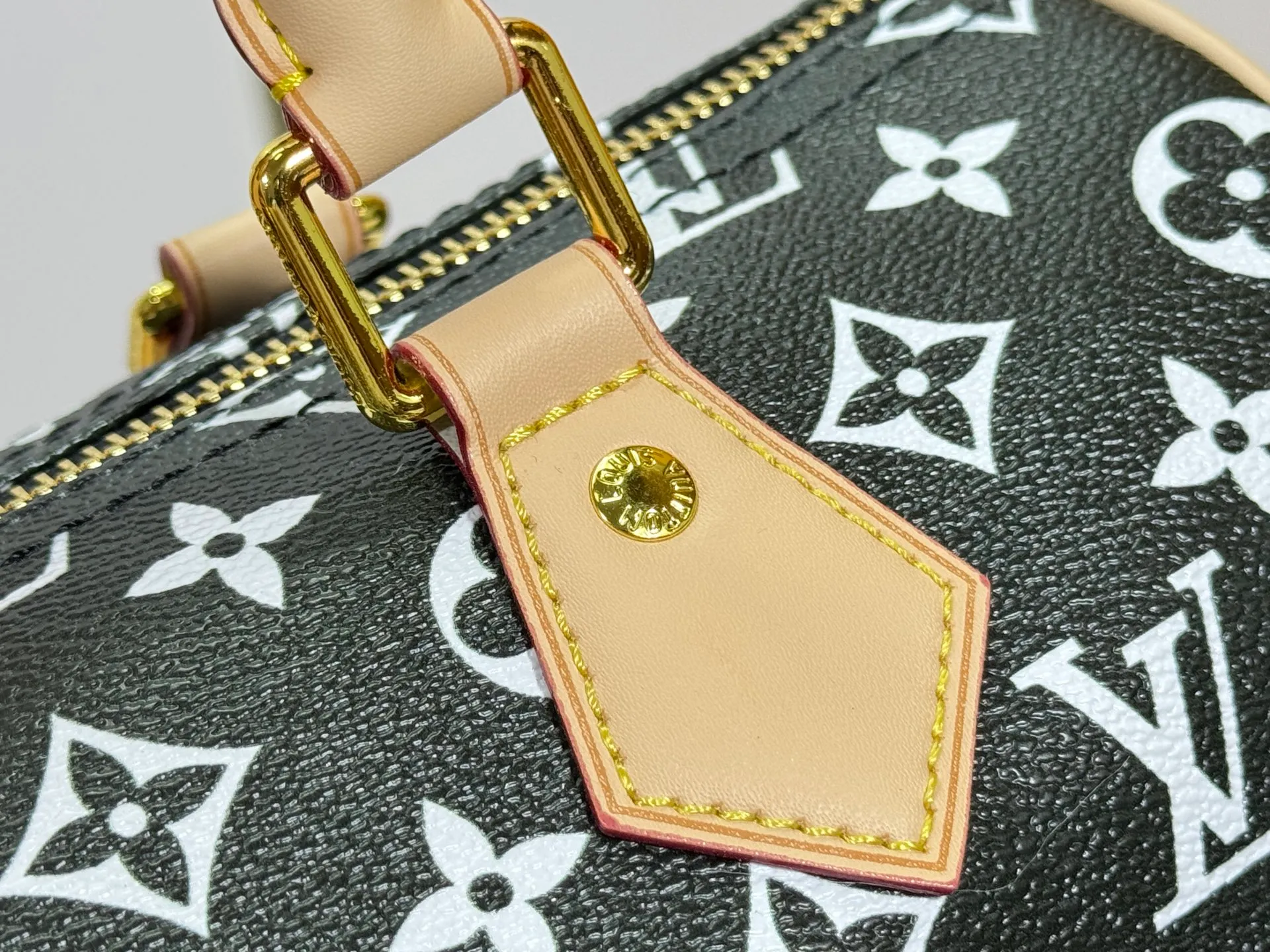 P280 Upgraded original M24426 M24425 M24424 M24423 M24443 M This Speedy Bandoulière 25 Monogram Leather handbag is made of soft cow leather and uses Monogram pattern to reproduce the elegant look and feel of canvas printing. Dazzling metal hardware, sheepskin lining and nameplate all reflect Creative Director Pharrell Williams' relentless attention to detail. Dimensions: 25.0 x 15.0 x 15.0 cm (length x height x width)