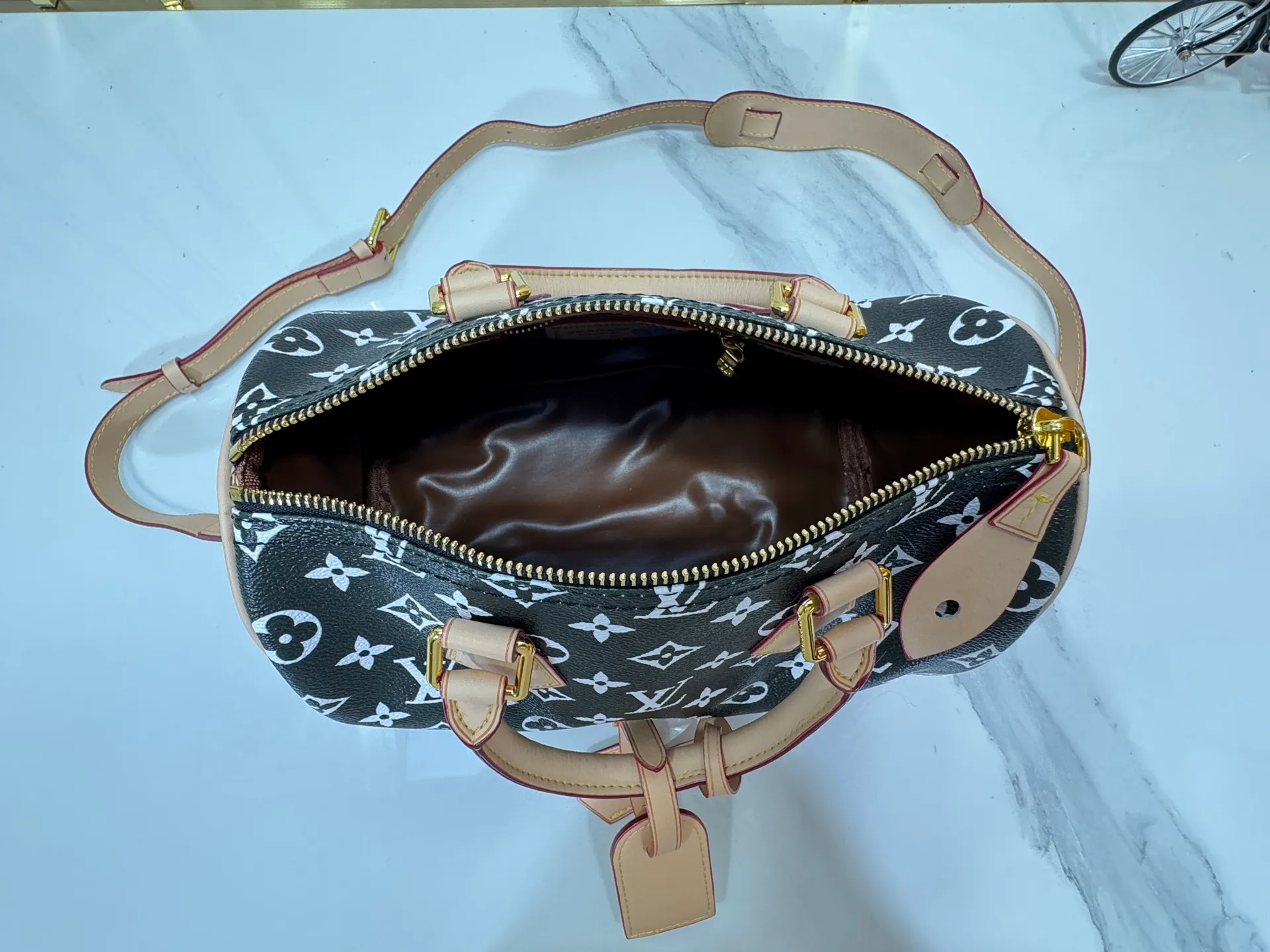 P280 Upgraded original M24426 M24425 M24424 M24423 M24443 M This Speedy Bandoulière 25 Monogram Leather handbag is made of soft cow leather and uses Monogram pattern to reproduce the elegant look and feel of canvas printing. Dazzling metal hardware, sheepskin lining and nameplate all reflect Creative Director Pharrell Williams' relentless attention to detail. Dimensions: 25.0 x 15.0 x 15.0 cm (length x height x width)
