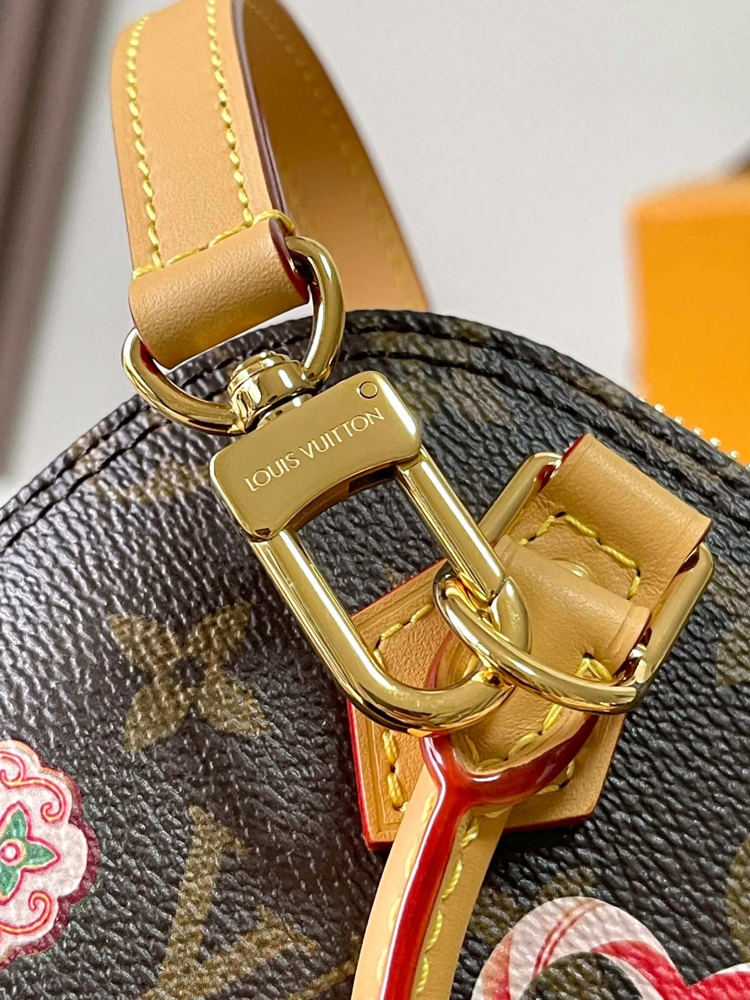 💰2000 [Special grade MB chip version original leather] [Christmas model] This Nano Alma handbag is immersed in the festive atmosphere of the Candy Factory series. Model: M12199 presbyopic dynamic chip version Material: A-grade all-steel hardware, imported original fabric Packaging: full set of original duty-free MB packaging Size: 18*12*8CM