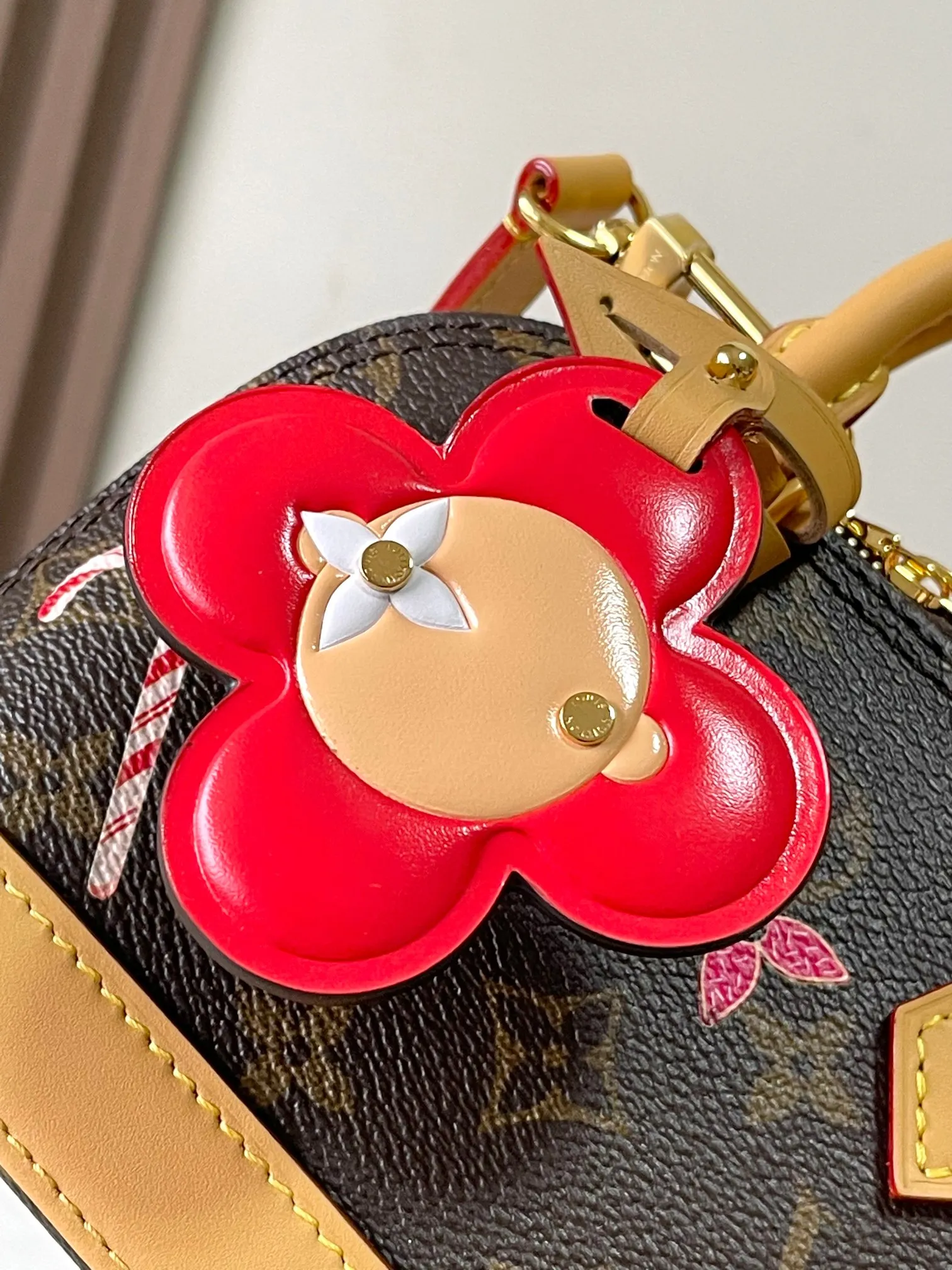 💰2000 [Special grade MB chip version original leather] [Christmas model] This Nano Alma handbag is immersed in the festive atmosphere of the Candy Factory series. Model: M12199 presbyopic dynamic chip version Material: A-grade all-steel hardware, imported original fabric Packaging: full set of original duty-free MB packaging Size: 18*12*8CM