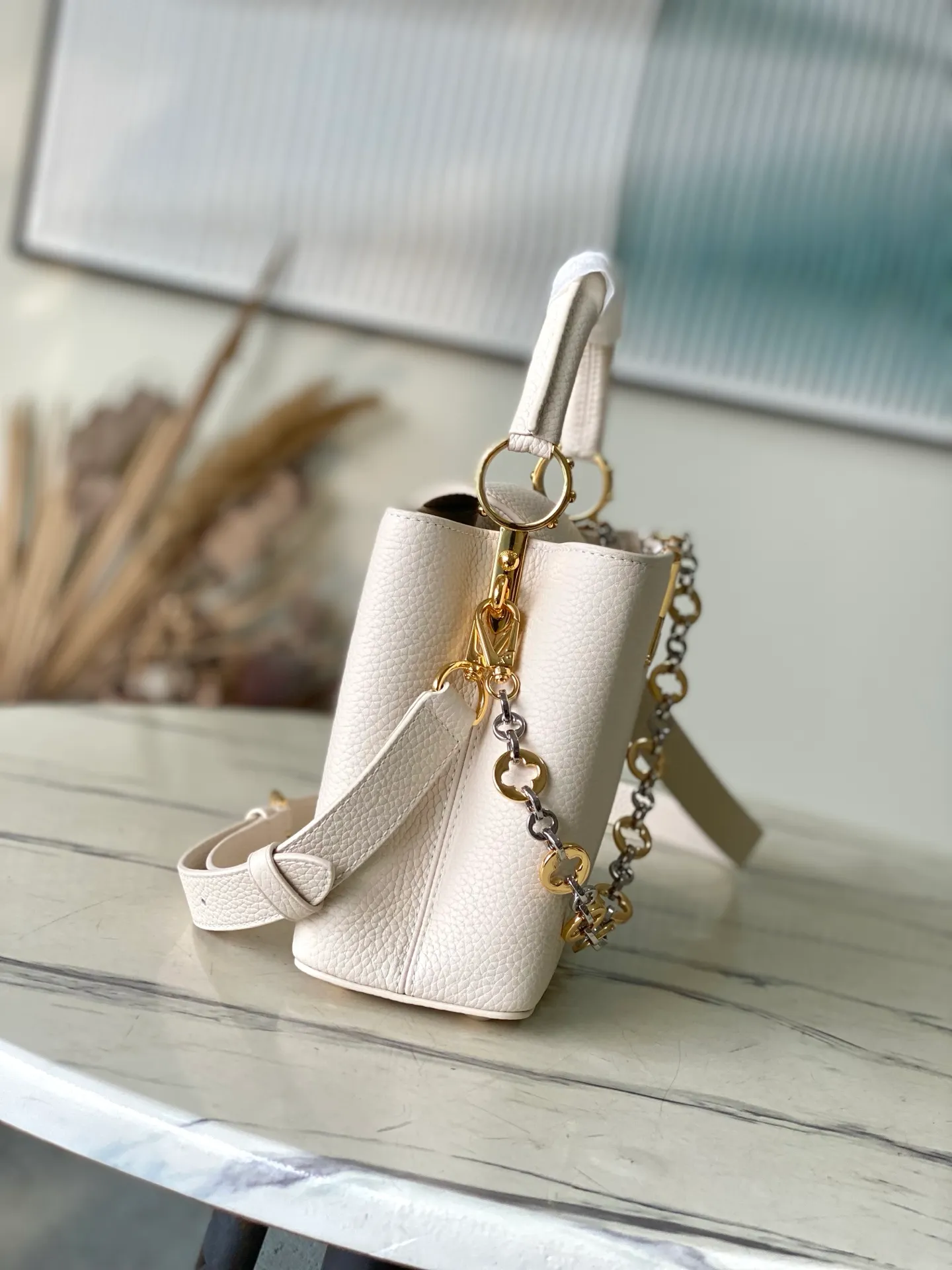💰2380 "Special Grade Original Leather" M12935 Milk White Small Size This Capucines BB handbag is made of flexible Taurillon cow leather. It uses jewelry-style double-plated chains and Monogram floral elements to highlight the identity of the Chain On You series. The flip cover can be placed on both the inside and outside. The ample structure and multiple inner pockets are convenient for storing daily needs. The rounded V letter adds an ingenious detail. Dimensions: 27 × 18 × 9 cm