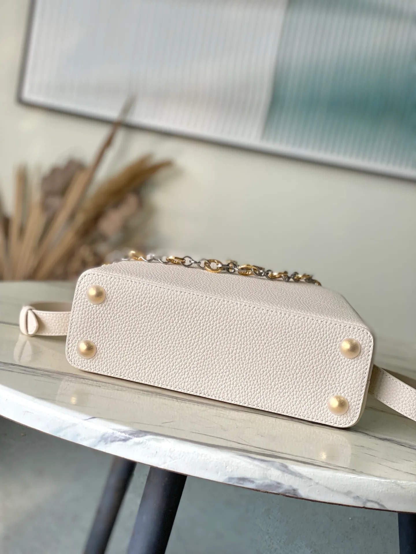 💰2380 "Special Grade Original Leather" M12935 Milk White Small Size This Capucines BB handbag is made of flexible Taurillon cow leather. It uses jewelry-style double-plated chains and Monogram floral elements to highlight the identity of the Chain On You series. The flip cover can be placed on both the inside and outside. The ample structure and multiple inner pockets are convenient for storing daily needs. The rounded V letter adds an ingenious detail. Dimensions: 27 × 18 × 9 cm
