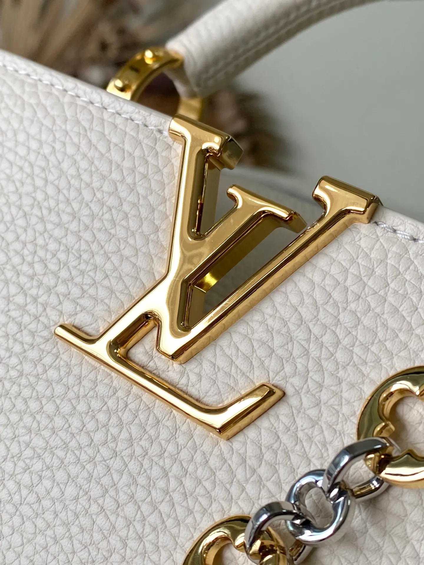 💰2380 "Special Grade Original Leather" M12935 Milk White Small Size This Capucines BB handbag is made of flexible Taurillon cow leather. It uses jewelry-style double-plated chains and Monogram floral elements to highlight the identity of the Chain On You series. The flip cover can be placed on both the inside and outside. The ample structure and multiple inner pockets are convenient for storing daily needs. The rounded V letter adds an ingenious detail. Dimensions: 27 × 18 × 9 cm