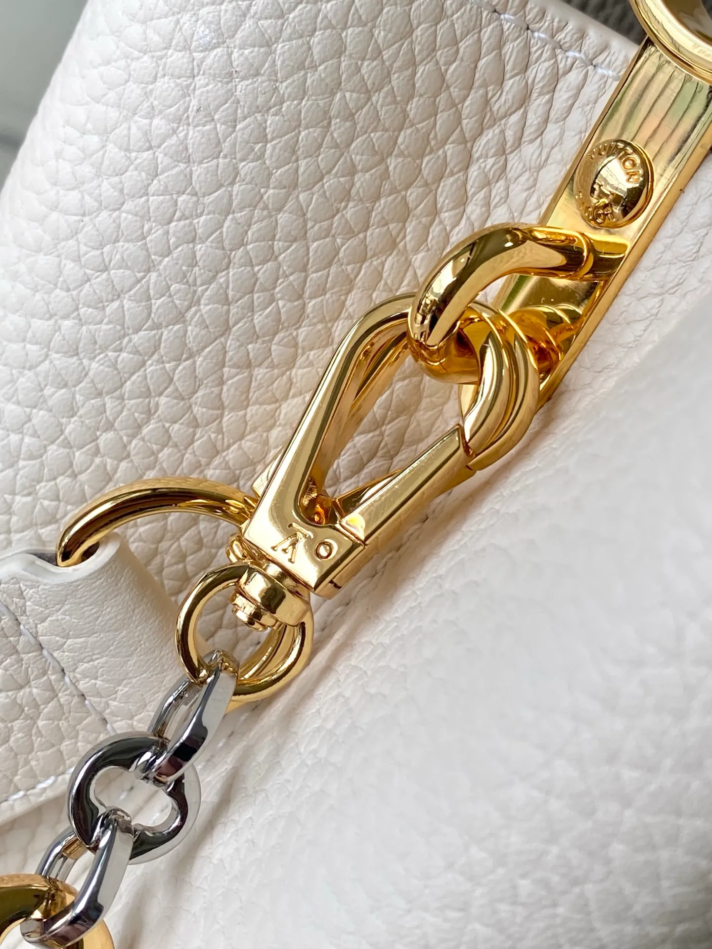 💰2380 "Special Grade Original Leather" M12935 Milk White Small Size This Capucines BB handbag is made of flexible Taurillon cow leather. It uses jewelry-style double-plated chains and Monogram floral elements to highlight the identity of the Chain On You series. The flip cover can be placed on both the inside and outside. The ample structure and multiple inner pockets are convenient for storing daily needs. The rounded V letter adds an ingenious detail. Dimensions: 27 × 18 × 9 cm