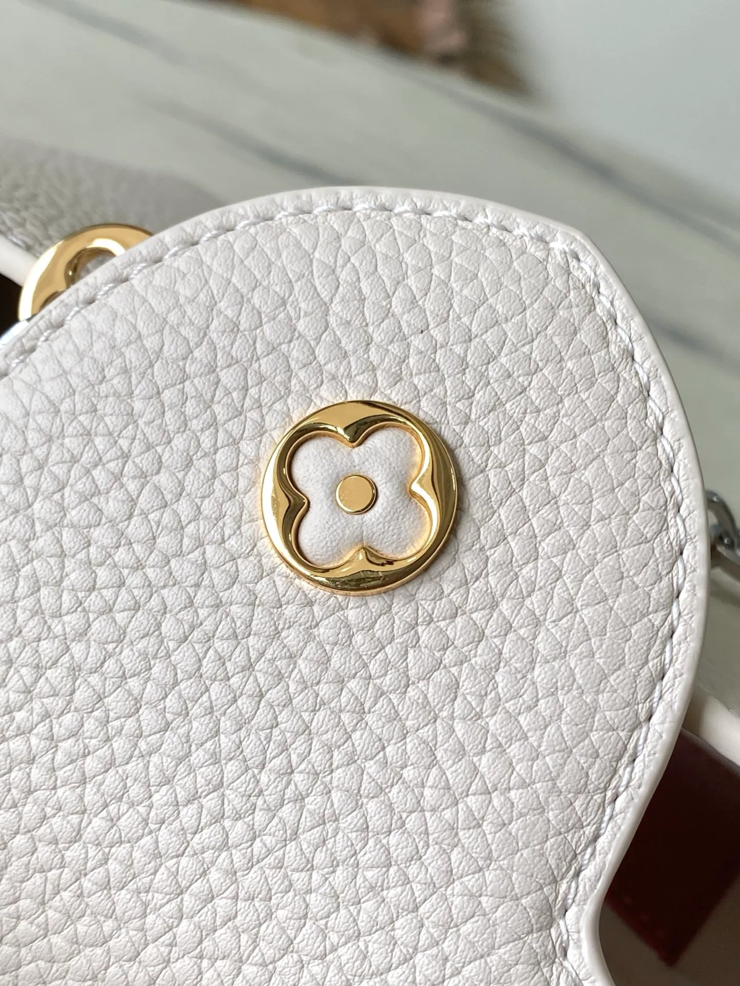 💰2380 "Special Grade Original Leather" M12935 Milk White Small Size This Capucines BB handbag is made of flexible Taurillon cow leather. It uses jewelry-style double-plated chains and Monogram floral elements to highlight the identity of the Chain On You series. The flip cover can be placed on both the inside and outside. The ample structure and multiple inner pockets are convenient for storing daily needs. The rounded V letter adds an ingenious detail. Dimensions: 27 × 18 × 9 cm