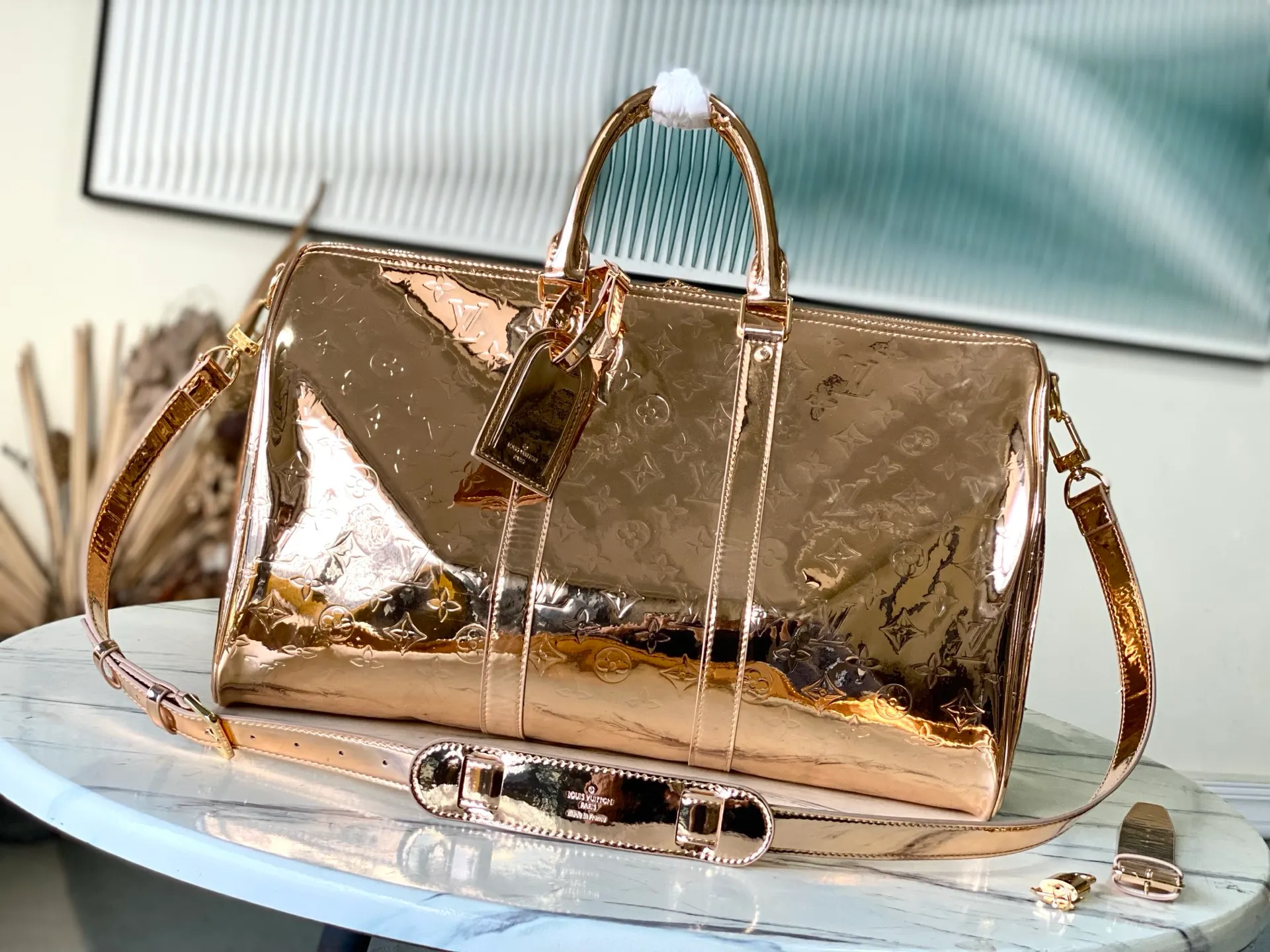 💰1560 (top layer leather) top original order M26463 rose gold This Keepall Bandouliere 45 travel bag uses Monogram Miroir canvas to convey the futuristic style, and then uses the mirror effect coating to upgrade the wear resistance. The hidden zipper pocket inside the mesh ensures safe storage of various items, and the top handle and detachable and adjustable shoulder strap allow for flexible carrying. Dimensions: 45 × 27 × 20 cm