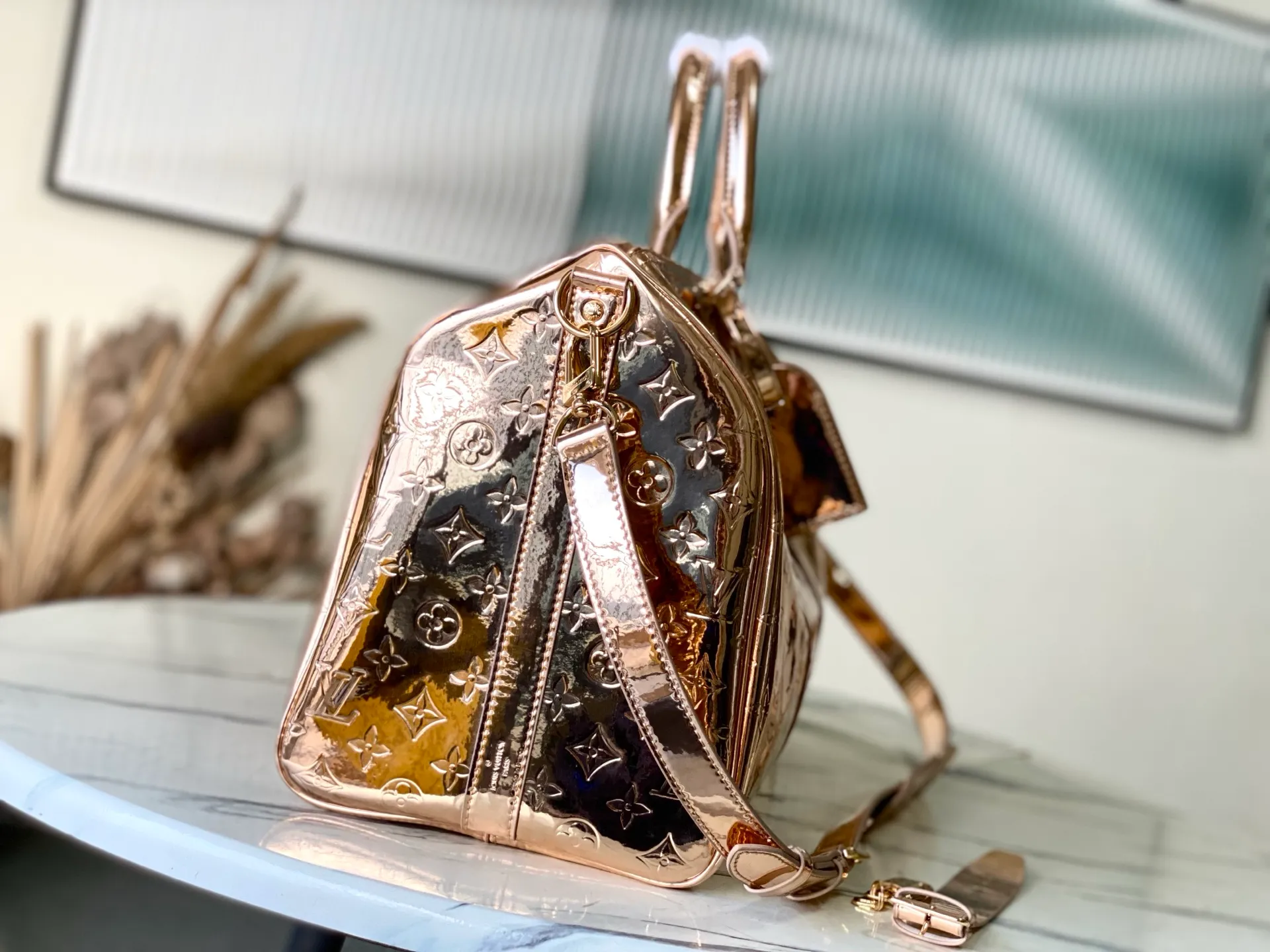 💰1560 (top layer leather) top original order M26463 rose gold This Keepall Bandouliere 45 travel bag uses Monogram Miroir canvas to convey the futuristic style, and then uses the mirror effect coating to upgrade the wear resistance. The hidden zipper pocket inside the mesh ensures safe storage of various items, and the top handle and detachable and adjustable shoulder strap allow for flexible carrying. Dimensions: 45 × 27 × 20 cm
