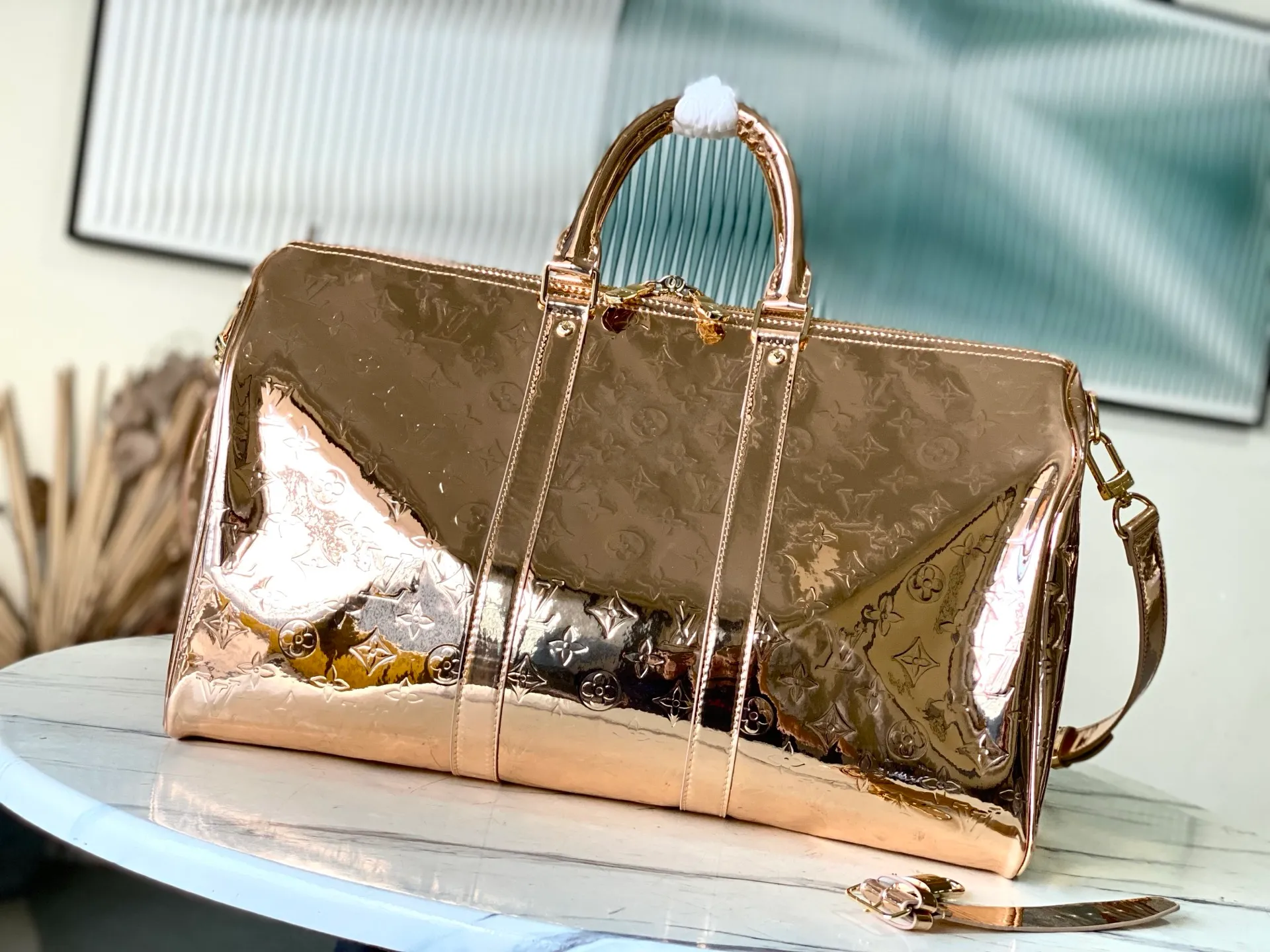 💰1560 (top layer leather) top original order M26463 rose gold This Keepall Bandouliere 45 travel bag uses Monogram Miroir canvas to convey the futuristic style, and then uses the mirror effect coating to upgrade the wear resistance. The hidden zipper pocket inside the mesh ensures safe storage of various items, and the top handle and detachable and adjustable shoulder strap allow for flexible carrying. Dimensions: 45 × 27 × 20 cm