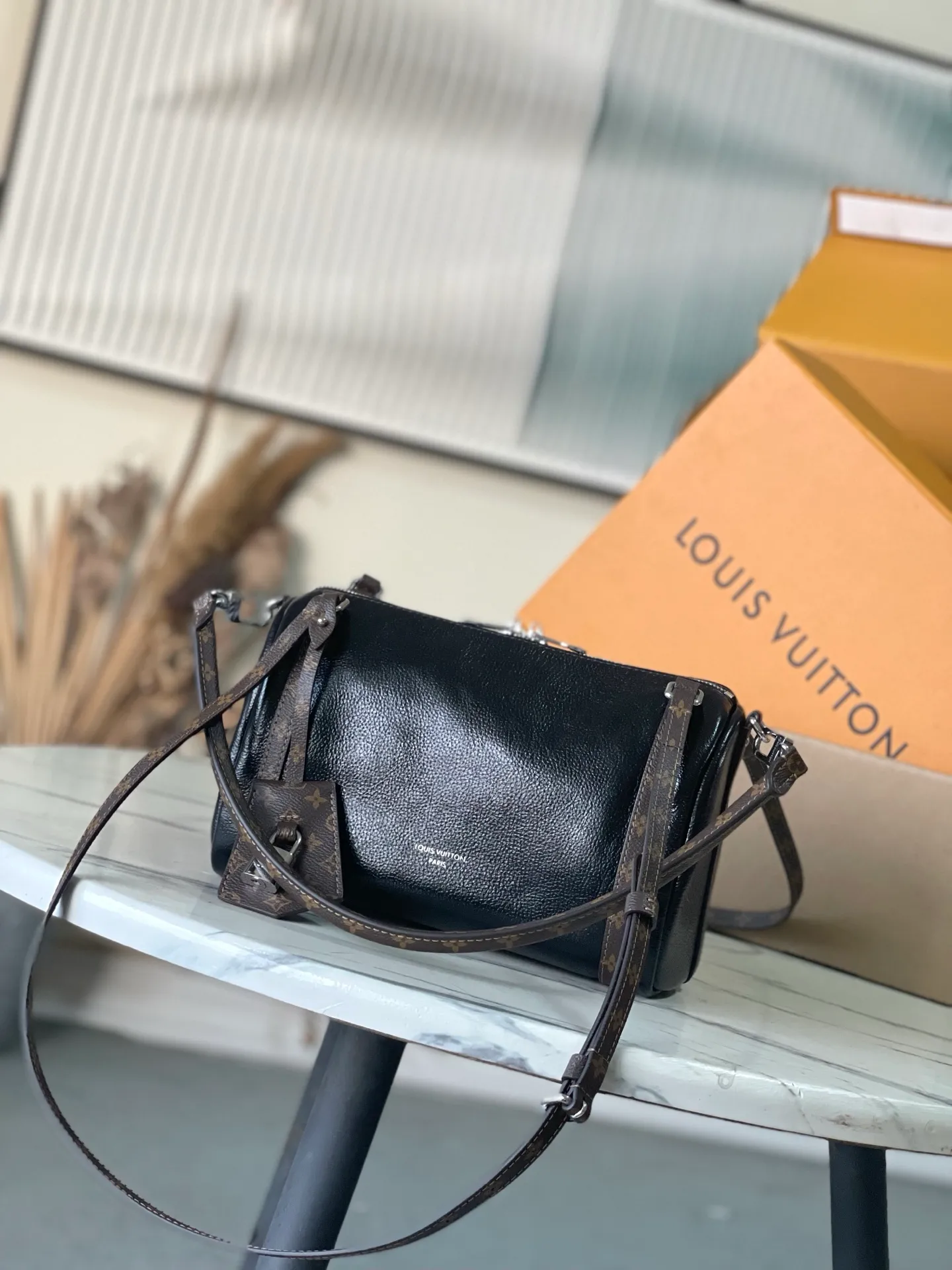 💰980 (first-grain leather) top original order M27920 This small Express handbag can be called an urban luxury product. Its design is inspired by the brand's classic Keepall travel bag. It is carefully made of fine cow leather and decorated with Monogram classic pattern trim and lining. It is paired with metal parts and the iconic key bag and padlock, showing the essence of Louis Vuitton's travel tradition. The compact size can accommodate daily belongings and can be carried in various ways, making it suitable for modern urban life. Dimensions: 26 × 17 × 13.5 cm