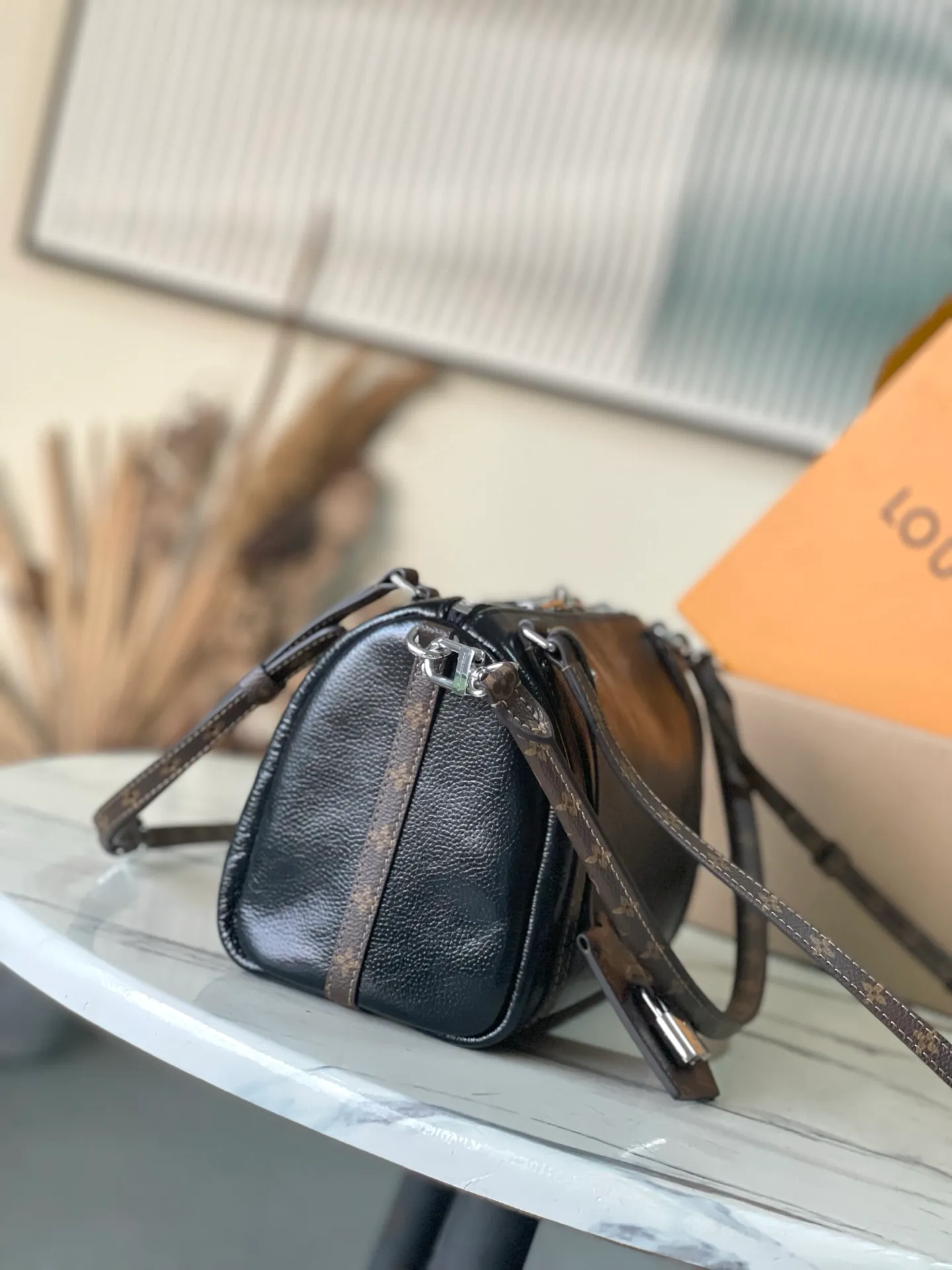 💰980 (first-grain leather) top original order M27920 This small Express handbag can be called an urban luxury product. Its design is inspired by the brand's classic Keepall travel bag. It is carefully made of fine cow leather and decorated with Monogram classic pattern trim and lining. It is paired with metal parts and the iconic key bag and padlock, showing the essence of Louis Vuitton's travel tradition. The compact size can accommodate daily belongings and can be carried in various ways, making it suitable for modern urban life. Dimensions: 26 × 17 × 13.5 cm