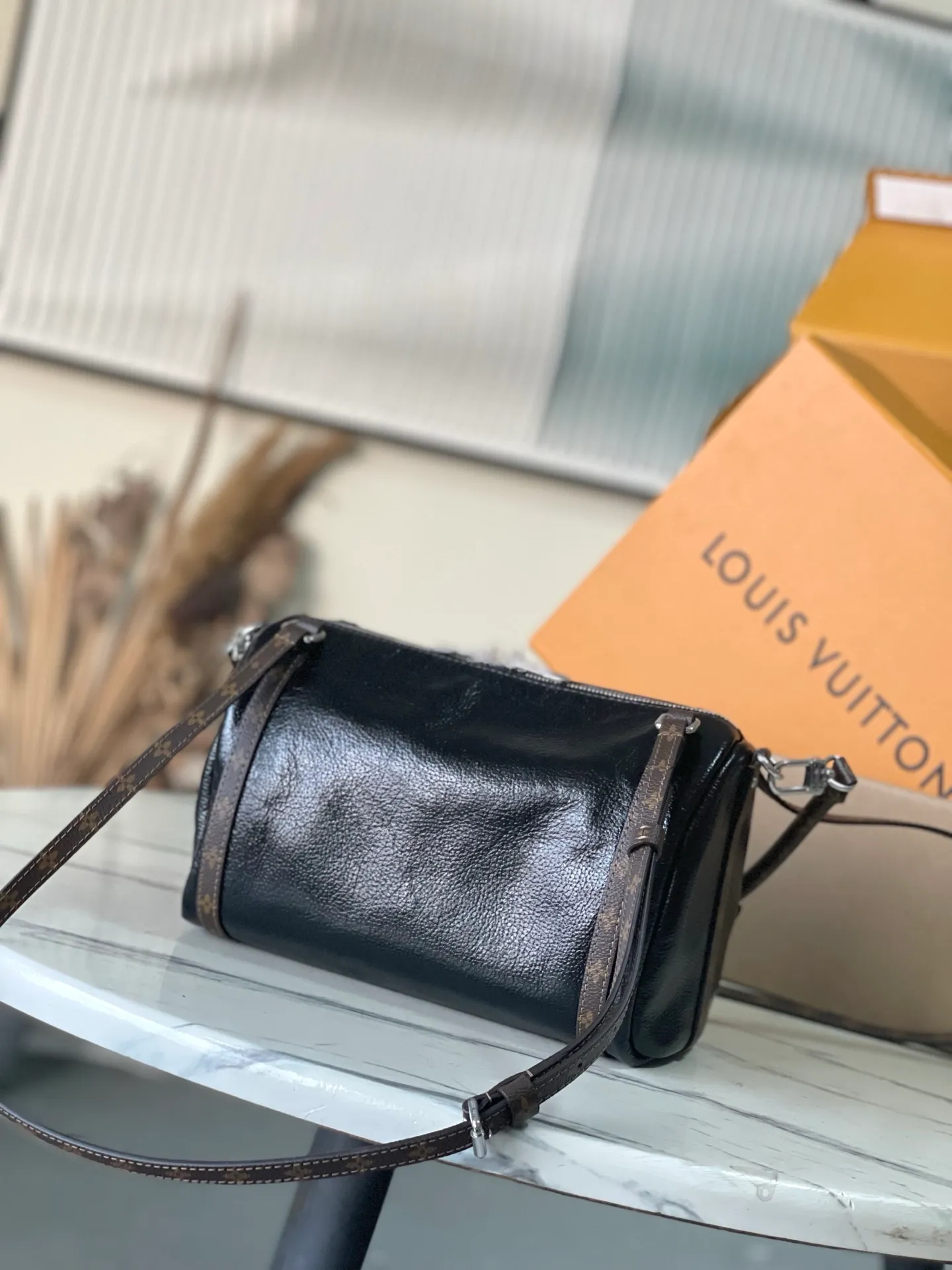 💰980 (first-grain leather) top original order M27920 This small Express handbag can be called an urban luxury product. Its design is inspired by the brand's classic Keepall travel bag. It is carefully made of fine cow leather and decorated with Monogram classic pattern trim and lining. It is paired with metal parts and the iconic key bag and padlock, showing the essence of Louis Vuitton's travel tradition. The compact size can accommodate daily belongings and can be carried in various ways, making it suitable for modern urban life. Dimensions: 26 × 17 × 13.5 cm