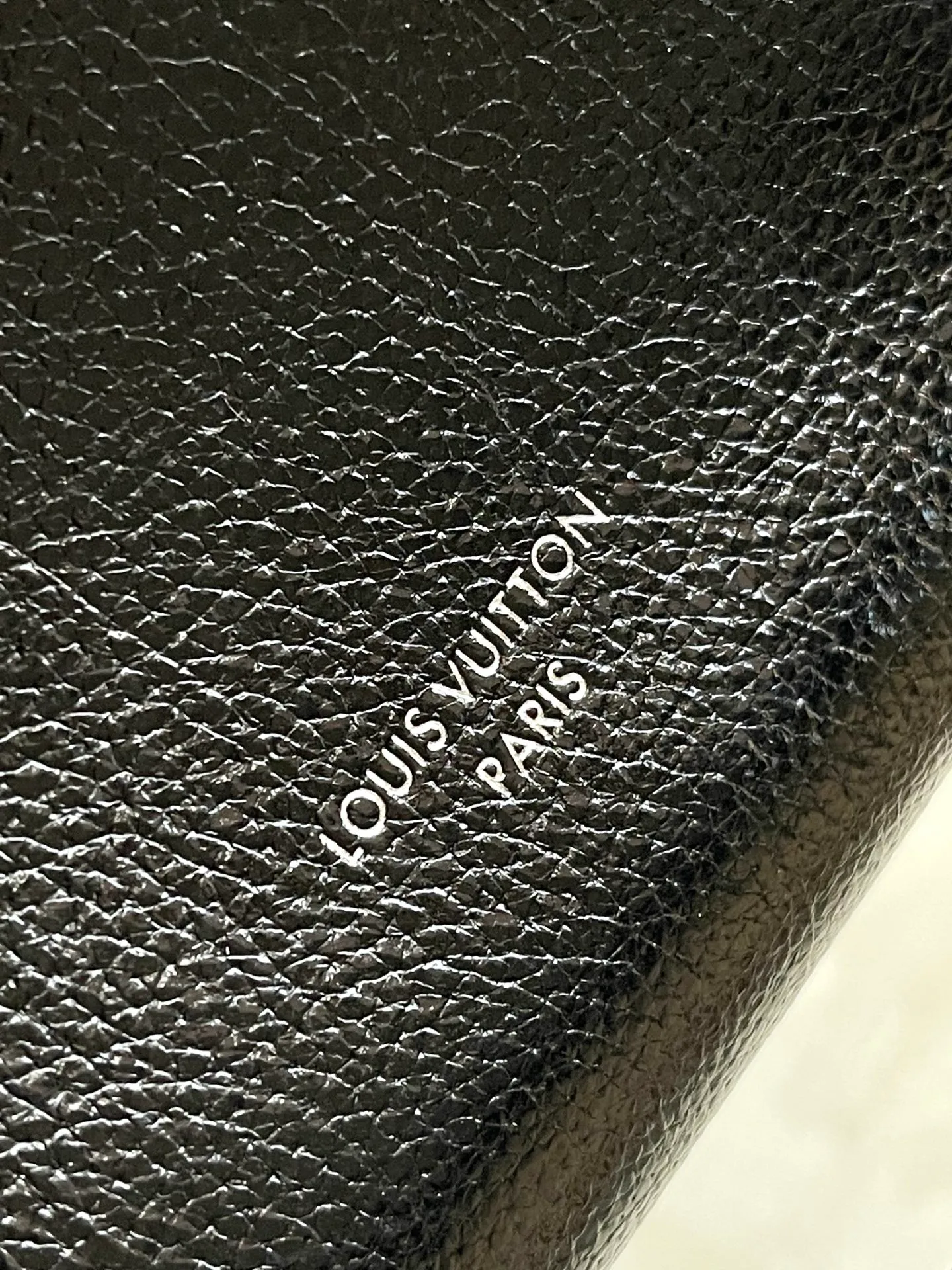💰980 (first-grain leather) top original order M27920 This small Express handbag can be called an urban luxury product. Its design is inspired by the brand's classic Keepall travel bag. It is carefully made of fine cow leather and decorated with Monogram classic pattern trim and lining. It is paired with metal parts and the iconic key bag and padlock, showing the essence of Louis Vuitton's travel tradition. The compact size can accommodate daily belongings and can be carried in various ways, making it suitable for modern urban life. Dimensions: 26 × 17 × 13.5 cm