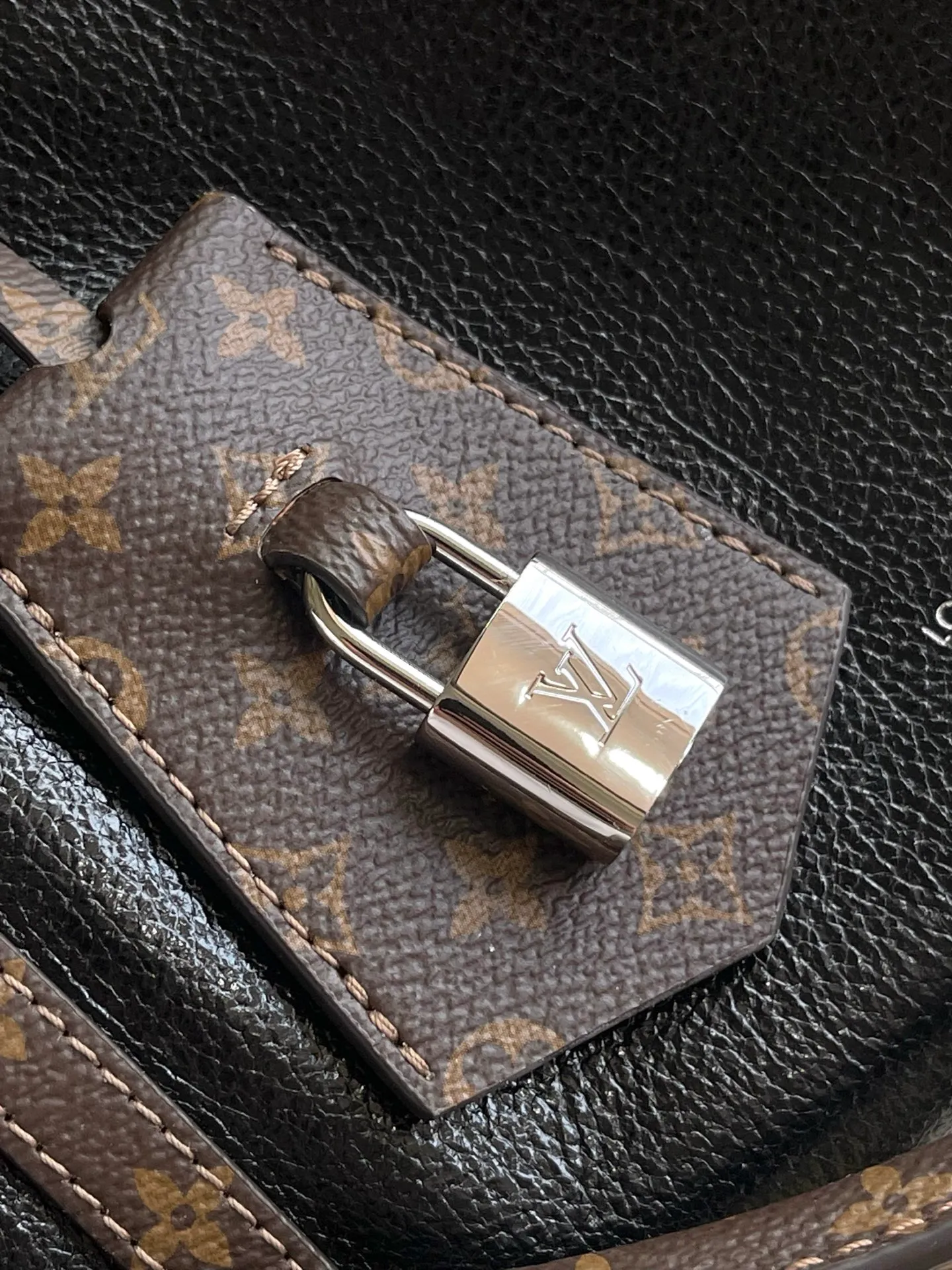 💰980 (first-grain leather) top original order M27920 This small Express handbag can be called an urban luxury product. Its design is inspired by the brand's classic Keepall travel bag. It is carefully made of fine cow leather and decorated with Monogram classic pattern trim and lining. It is paired with metal parts and the iconic key bag and padlock, showing the essence of Louis Vuitton's travel tradition. The compact size can accommodate daily belongings and can be carried in various ways, making it suitable for modern urban life. Dimensions: 26 × 17 × 13.5 cm