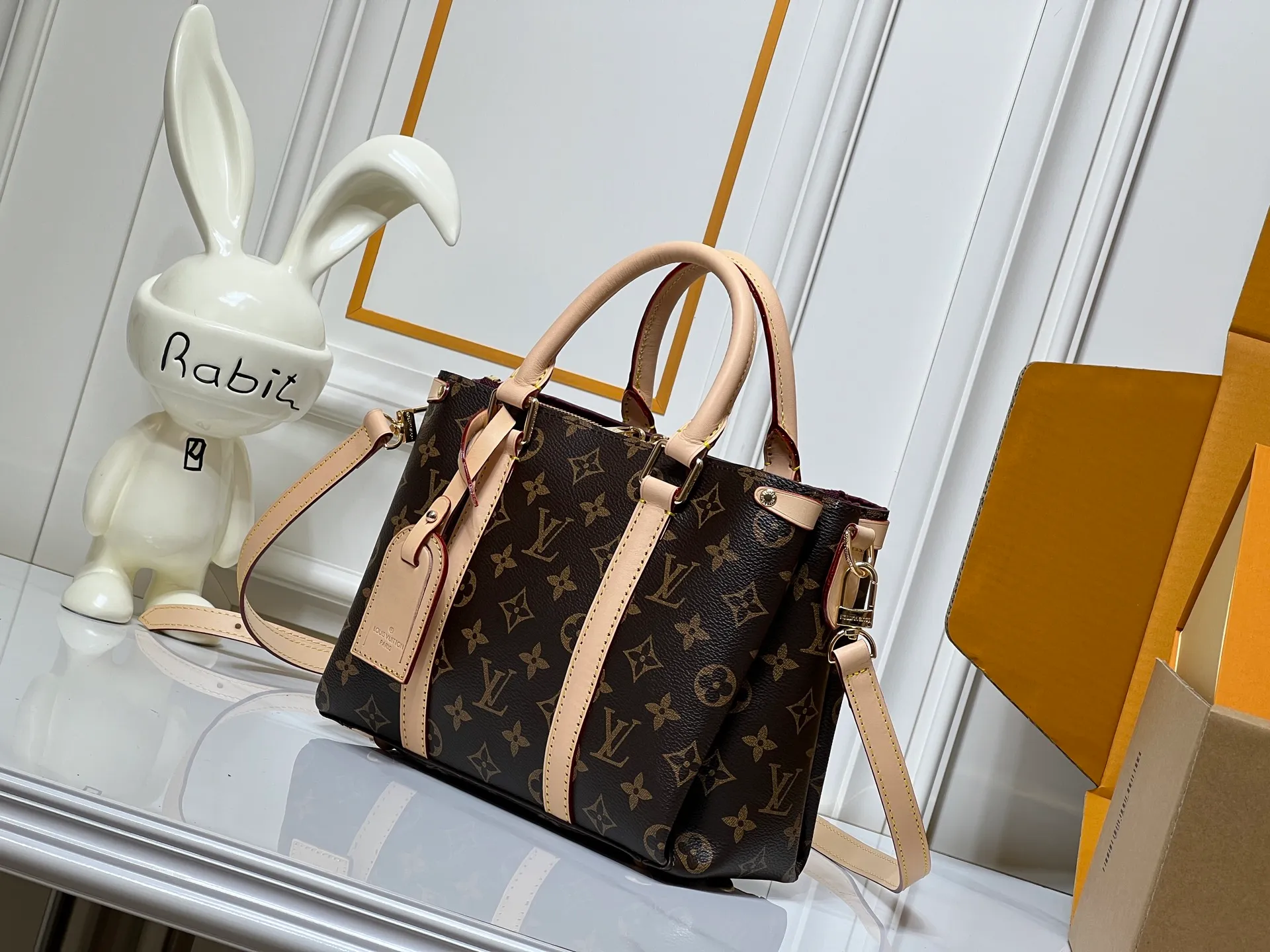 Batch 280💰Small size Upgraded original model Newly arrived OPEN HANDBAG handbag M44816 M44815 M44818 Black Pink Red Presbyopia Open Handbag Made of selected Monogram canvas, embellished with classic details, including side branches and two-sided textured leather trim, gold rivets and nails classic leather luggage tags, top handles and detachable and adjustable length shoulder straps. Large 35x24x15, small 29.0×19.0×10.0cm